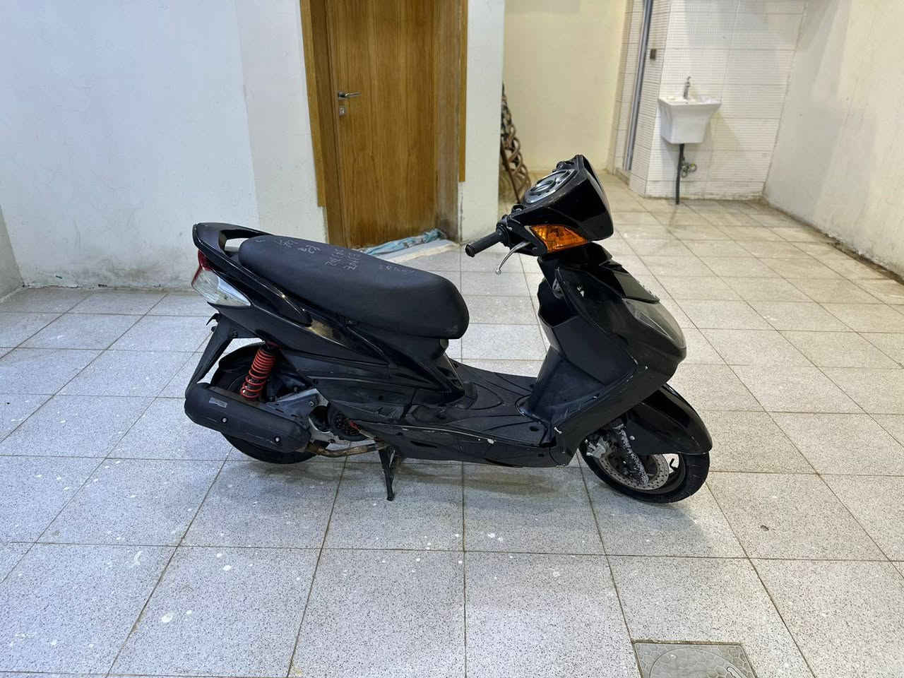 السلام عليكم
دراجه سكنس فحل كابريته ياباني للبيع

الدراجه رمبة اني منزله على ايدي من الرمبة و ورقته موجودة يمي

الدراجه مفتوحه فقط بستم فقطط

الدراجة تخبل مناقصه شيء بس الدشبول واكف 

مكاني حله حي الامام 

السعر 700 وبيه مجال 

رقمي ***********
