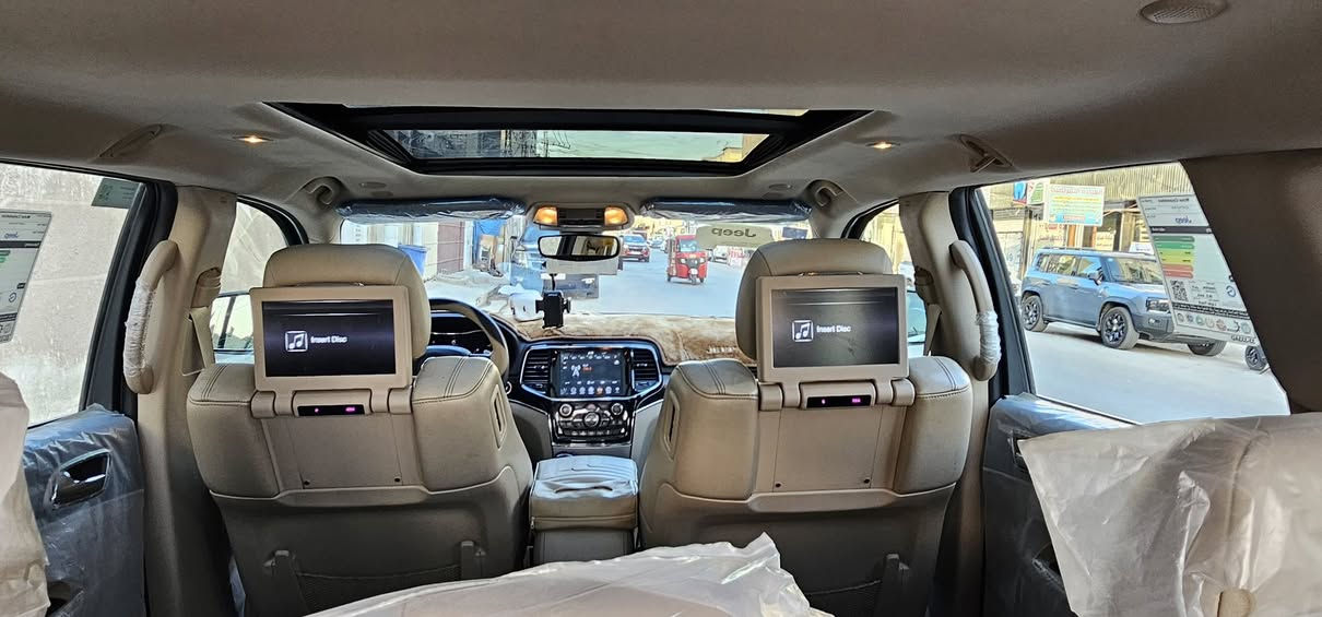 السلام عليكم جيب خليجي لمتدد  2019 فول مواصفات ثلاث شاشات مكفوله كفاله عامه سياره جاهزه ماشيه 64 الف مايل 
مكان السيارة كفاات السيديه قرب تقاطع درويش 
السعر 310 بيها مجال 
***********
