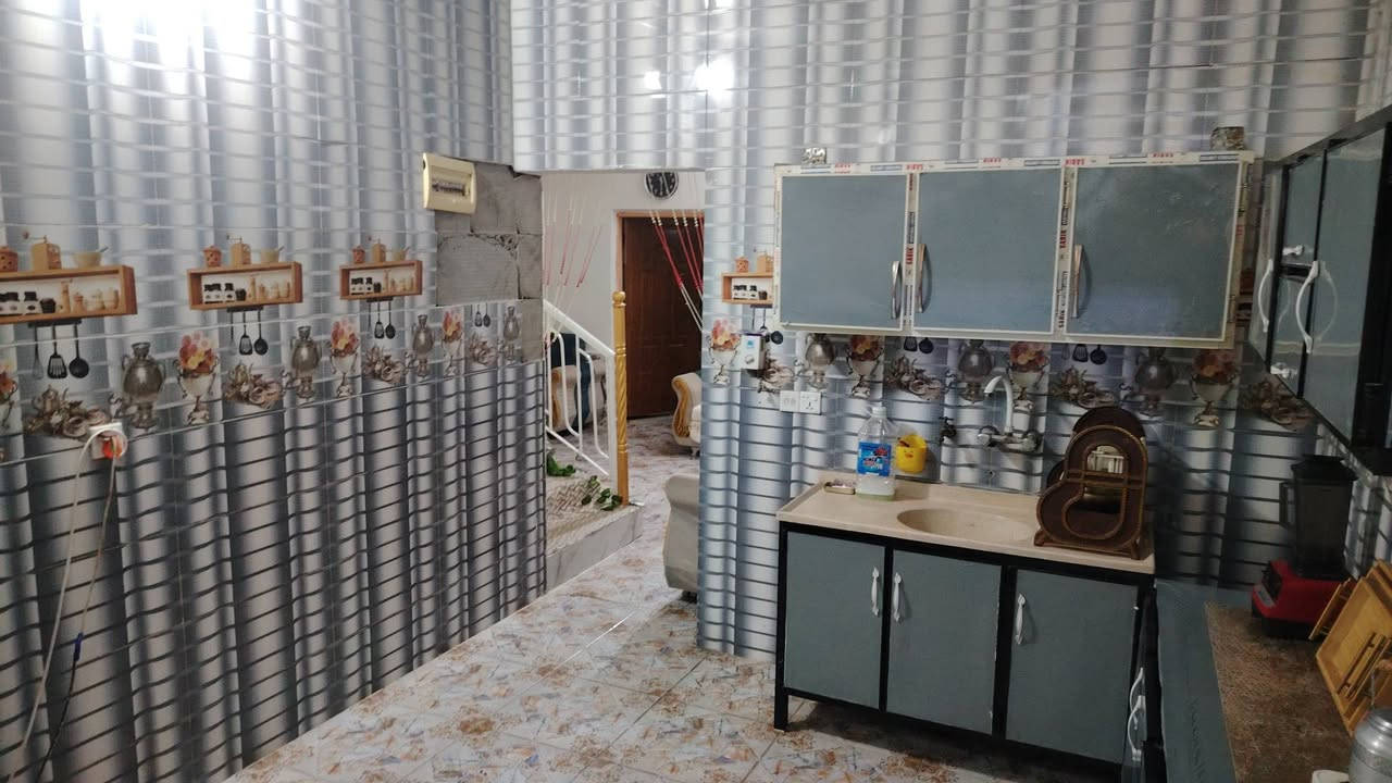 بيت للبيع مساحه 112 متر واجها 7 ونص  يتكون من استقبال و صاله و غرفه نوم و مطبخ و مناور 2  صحيات خارجيه و داخليه المكان الشبانات حولي 100 اول نزله عن الحولي للاستفسار اكثر اتصل ***********

