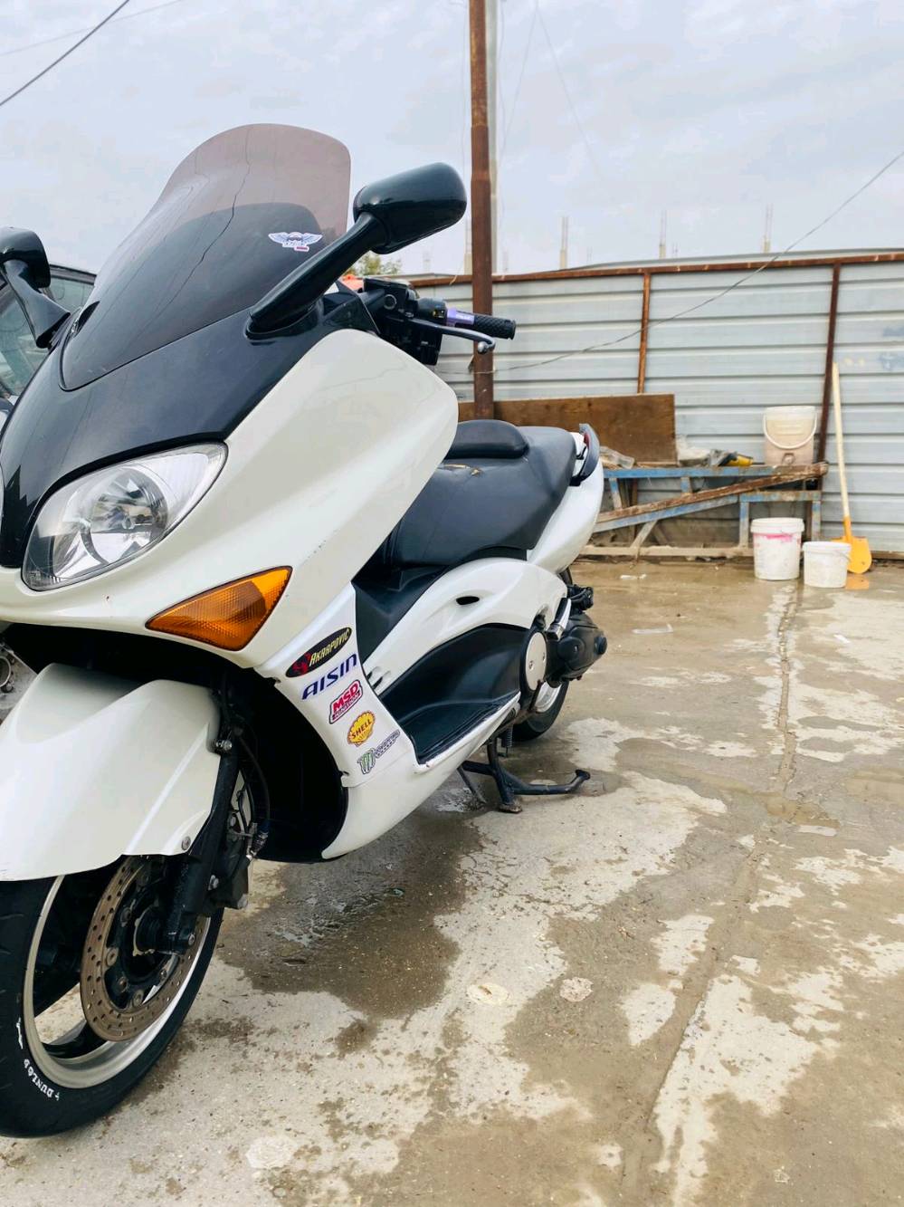 دراجة T-Max رياضية للبيع بحالة ممتازة. لون أنيق وجذاب مع ملصقات مميزة تضيف للطابع الرياضي. السيارة مجهزة بإطارين بحالة جيدة ومكابح قوية. خالية من أي أضرار والأداء ممتاز. فرصة رائعة للمحبين للدراجات الرياضية!