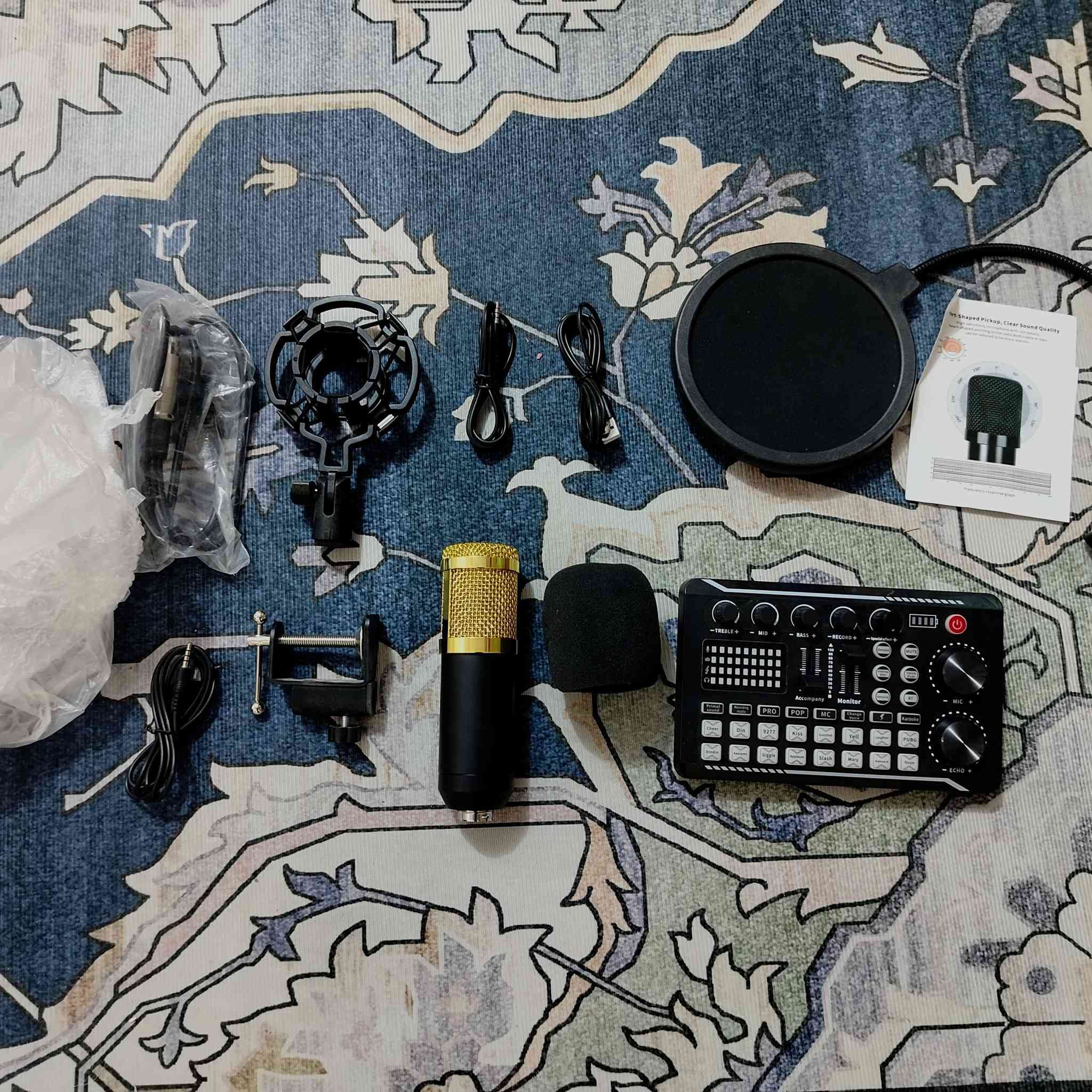 للبيع: بكج تسجيل احترافي كامل (مايك + كارت صوت) 🎤✨
لكل شخص يحب يبدأ يوتيوب، كيمينك (Gaming)، أو بودكاست، هذا العرض إلك!

​المواصفات المختصرة:

​مايكروفون Condenser: يعطيك صوت نقي واحترافي.

​كارت صوت V8: للتحكم بالصدى والمؤثرات الصوتية الممتعة مباشرة.

​كامل الملحقات: يجي وياه الفلتر، الستاند، وكامل الوايرات والكتالوج.

​الحالة: نظافة ممتازة مع الكرتونة (مثل الجديد)

​للبيع: مايكروفون لاسلكي احترافي (AL GHADIR) 🎤
​لأصحاب القاعات، المناسبات، أو المحاضرات.. متوفر مايك لاسلكي بنظافة ممتازة.
​المميزات:
​الماركة: AL GHADIR الغنية عن التعريف بالجودة.
​النوع: لاسلكي (Wireless) بمدى يصل لـ 50 متر.
​الصوت: صافي جداً ومثالي للأماكن المفتوحة والمغلقة.
​الحالة: كامل الملحقات مع الكرتونة (نظيف جداً مثل الجديد).

للبيع: رينج لايت (Ring Light) مع حامل موبايل مرن 💡📱
​مثالي للبث المباشر، التصوير، أو القراءة. يوفر إضاءة ممتازة وسهولة بالتحكم.
​المواصفات:
​إضاءة LED: دائرية تعطي إضاءة ناعمة للوجه.
​حامل موبايل: ذراع مرن يتحرك بكل الاتجاهات ليناسب زاوية تصويرك.
​قاعدة تثبيت (Clip): قوية جداً تقدر تثبتها على حافة الميز أو السرير بسهولة.
​التحكم: سلك يحتوي على أزرار لتشغيل الإضاءة والتحكم بقوتها.
​التشغيل: يعمل عن طريق منفذ USB (شاحنة موبايل، لابتوب، أو باور بانك).
​الحالة: نظيف جداً وشغال 100%.

للبيع: خلفية خضراء (كرومة) احترافية للتصوير 🎬🟩
​لعشاق صناعة المحتوى، اليوتيوب، وعزل الخلفية باحترافية.. متوفرة كرومة قماشية بجودة عالية.
​التفاصيل:
​القياس: طول 3 أمتار × عرض مترين (قياس مثالي يغطي مساحة واسعة).
​الاستخدام: مثالية لعزل الخلفية في الفيديوهات، البث المباشر، وصور الفوتوغراف.
​الحالة: نظيفة جداً وخالية من العيوب

لطلب والاستفسار التواصل عبر الواتساب (***********) 
يوجد توصيل لكل محافظات العراق
ملاحضه / البيع يكون جميعهن ما ابيع مفرد

قيم بل يرضي الله وخذ

مكاني /النجف الاشرف
