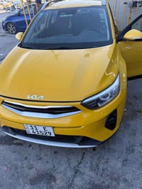 كيا ستونيك 2022 خصوصي اصفر بلاد مو صبغ رقم خصوصي  حادث بنيد وجاملغ فقط...