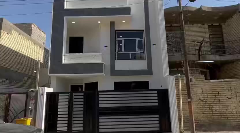 السلام عليكم من رخصة مسؤولين الكروب 
دار للبيع بناء حديث
ملك صرف سكني 
 المساحة 120م الواجهة 6 والنزال 20م 
يحتوي الطابق الاول /على استقبال ومطبخ وحولي كبير وغرفة نوم وصحيات عدد 2 ومناور عدد 3
ويحتوي الطابق الثاني/على غرفتين نوم كبيرة وصالة وصحيات عدد 1 وبيتونة وسطحين 
ابو غريب الشهداء قرب اسالة الماء من جهة السريع
للاستفسار الاتصال بصاحب الدار*********** وبي واتساب@
