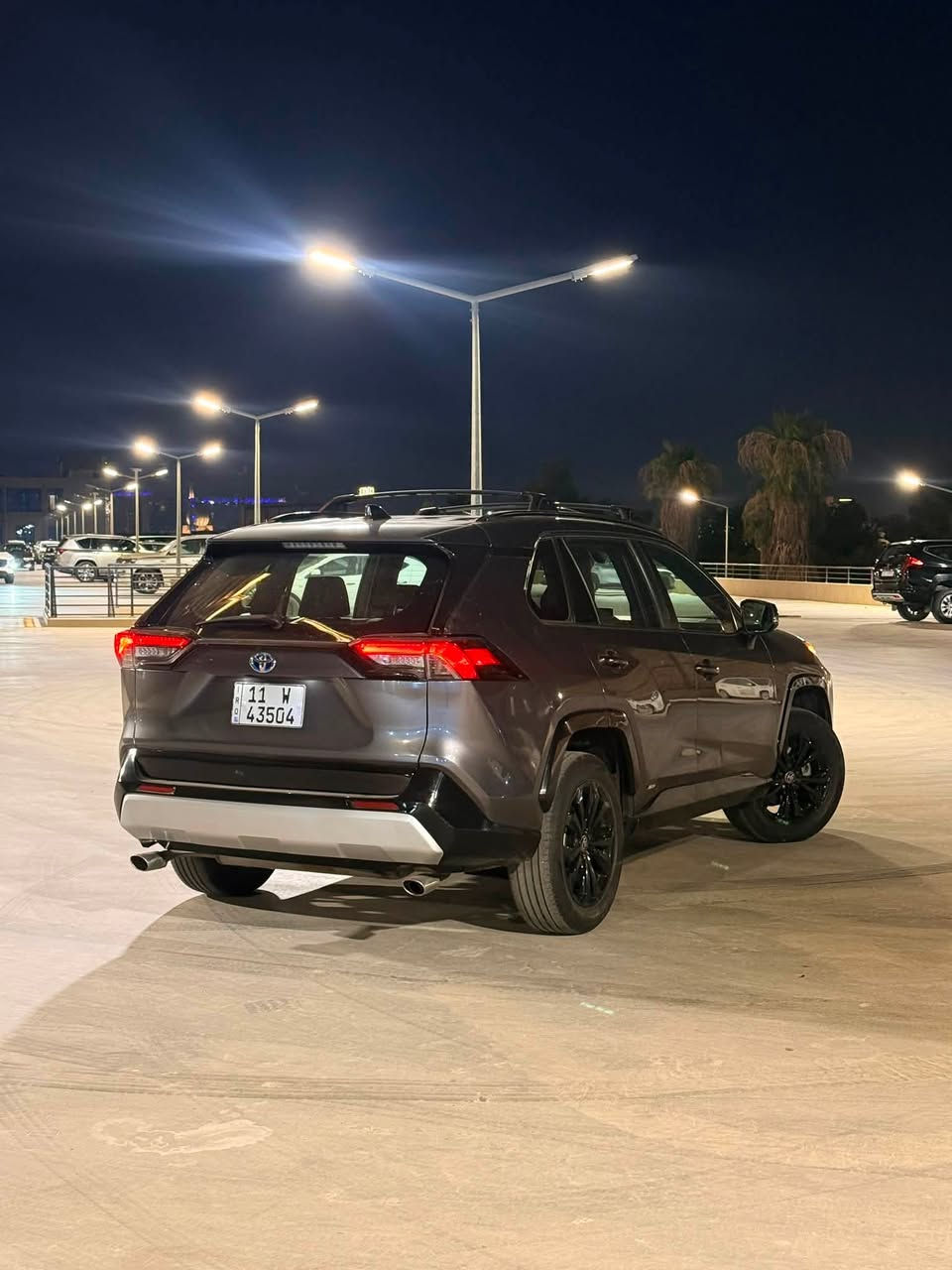 للبيع | Toyota RAV4 Hybrid SE موديل 2022
بلاك اديشن تكون مطعمة بالاسود اللامع
* موديل: 2022
* الفئة: SE Hybrid
* محرك 2.5 لتر هايبرد
* قوة إجمالية 219 حصان
* دفع رباعي إلكتروني (AWD)
* قير أوتوماتيك E-CVT
* صرفية وقود اقتصادية جدًا
رقم بغداد مشروع وطني
السيارة ماشية ( 71 الف ميل )
المواصفات:

* جنوط رياضية 18 إنش
* مصابيح LED أمامية وخلفية
* تشغيل بصمة مع زر تشغيل
* شاشة وسطية تدعم Apple CarPlay وAndroid Auto
* كاميرا خلفية
* مثبت سرعة راداري (Radar Cruise Control)
* نظام المحافظة على المسار
* نظام التحذير من الاصطدام مع الكبح التلقائي
* مكيف أوتوماتيك ثنائي المناطق
تدفئة و تبريد مقاعد امامية
تدفئة مقود
* تحكمات مقود
* 7 وسائد هوائية
* نظام مراقبة ضغط الإطارات 
3 انظمة قيادة 
هاند بريك كهرباء مع اوتو هولد
كأمره خلفية 
سيارة اقتصادية جدًا بالوقود، مريحة بالسفر، واعتماديتها عالية، وتعتبر من أفضل سيارات الـSUV الهايبرد.

حادث السيارة : امامي سطحي و خلفي سطحي ايضا 
🔴بدون دواخل بدون شواصي 🔴
🔴كير مكينة كفالة🔴
ايرباك ستيرن فقط صور الحادث مرفقة مع المنشور

رقم الشاصي  2t3t6rfv1nw029982

السيارة بحالة جيدة
مكان السيارة بغداد المنصور 

 سعر السيارة 18,500$ يعني 185 ورقة
للاستفسار أو المعاينة يرجى التواصل على الرقم 
*********** 
متواجد خط او واتس اب فقط الفيسبوك ممتواجد بي
