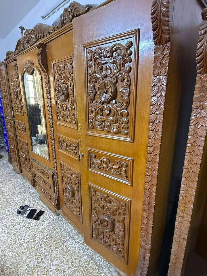 غرفة خشب تسكام درجة اولى قيم واخذا ما يرضى الله بس اليعرف قيمتة يسعرها ***********
