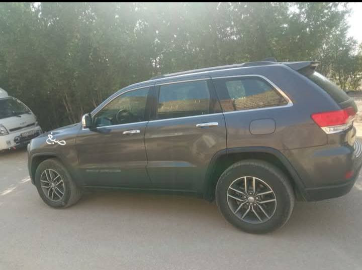 اخوان السلام عليكم جيب كراند شيروكي ليمتد موديل 2017 وارد امريكي الصبغ مثل ما موضح  بالصور اير باك دركه ودشبول مرجع سستم اريد اراوس اب او بامه الخاص مفتوح او اتصل على الرقم ***********
