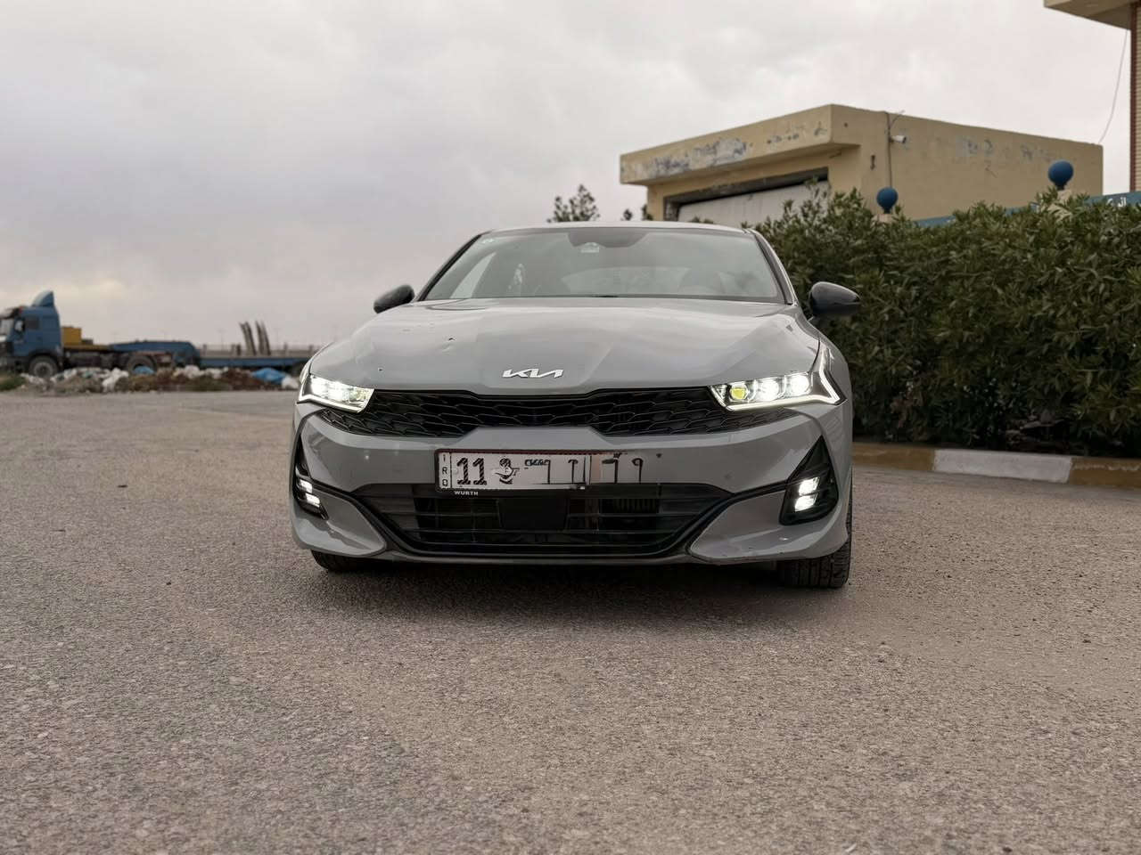 السلام عليكم K5 2023 السعر 135 السونار مرفق بالمنشور
#المركبة : كيا K5 فئة GT لون سموك موديل 2023
#الضرر : جاملغ مع طرف البنيد
#الرقم : بغداد الحديث

•المواصفات :

▪️السيارة : #كيا K5 GT لون مميز
▪️الموديل :  2023
▪️المحرك : 1600 توربو (اربعة سلندر)
▪️العداد: 78الف ميل حقيقي
▪️حجم الويل: ويل كب حجم 19 مع طقم تايرات بحالة ممتازة
▪️لايتات زينون اربع عدسات مع حاجب LED مع اشارة LED
▪️بصمات عدد 2 للأبواب مع بصمة تشغيل
▪️رادار امامي مانع تصادم
▪️رادار جانبي (نقاط عمياء)
▪️شاحن لاسلكي
▪️اشاير بالمرايا الجانبية
▪️كامرة خلفية دوارة اصل مع الستيرن
▪️شاشة الدشبول حجم كبير للتحكم بأيعازات السيارة
▪️كشنات السيارة حظن رياضي جلد اسود اصل
▪️تبريد قطعتين امامي وخلفي
▪️شاحن لاسلكي ( واير ليس )
▪️خمسة وضعيات للقيادة
▪️تشغيل عن بعد
▪️سستم صوت
▪️سايد بريك دگمة
▪️تحكم ستيرن جهتين بلوتوث وحاكية وكروس سرعة وتحكم صوت 
▪️نظام ABS مانع انزلاق
***********▪️
