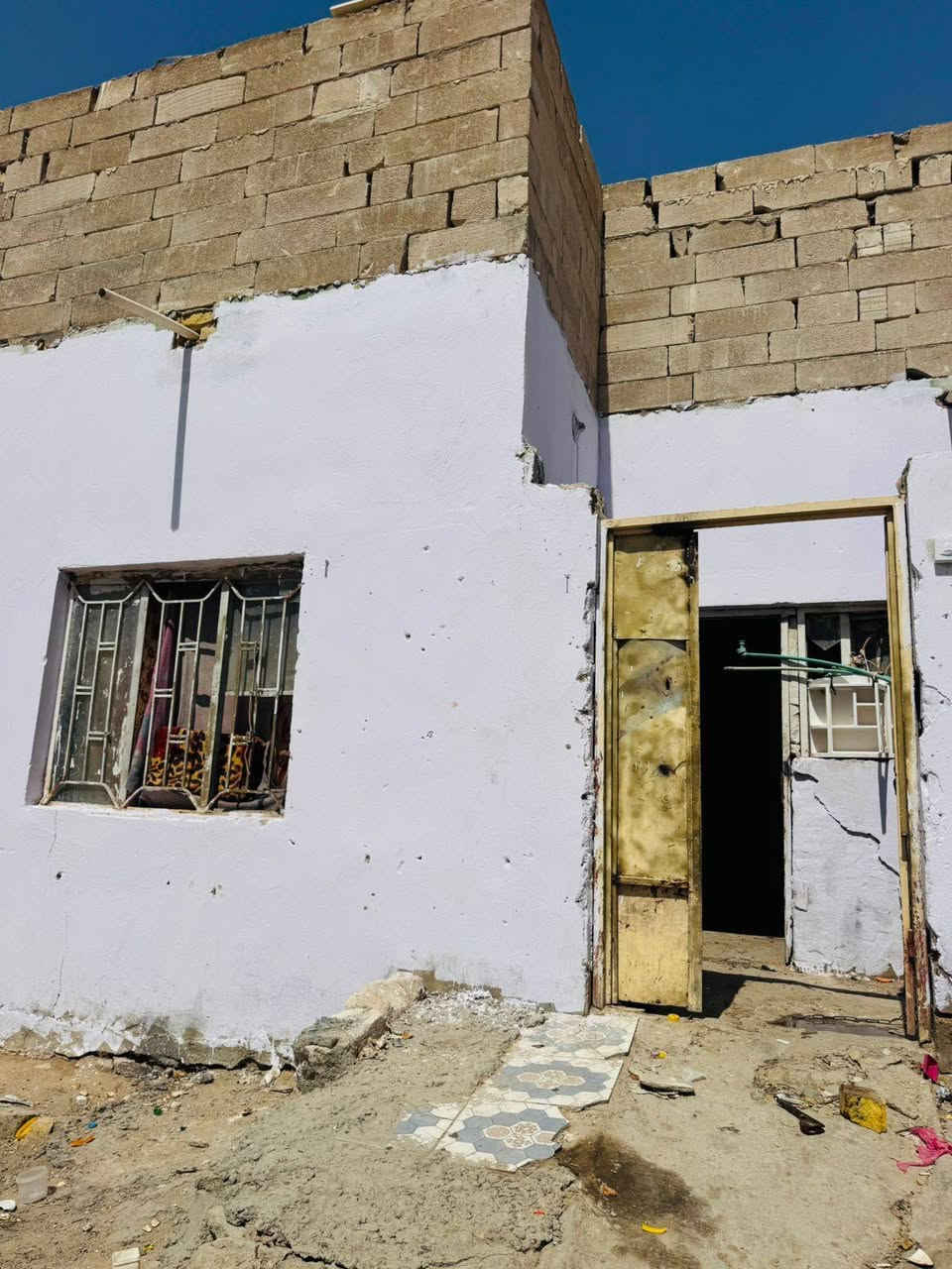السلام عليكم بيت للبيع المساحه ١٠٠ متر البراكيه شارع المطار القديم خلف أسواق الأمير البيت يحتوي على غرفتين استقبال صاله مطبخ صحيات السعر ١٦ مليون معه المجال الاستفسار على الرقم ***********
