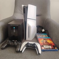 ps5 slim كامل ملحقات جوستك 5 اصليه + 4 تجاريه يو بي اس 1500 ٨ العاب وي...