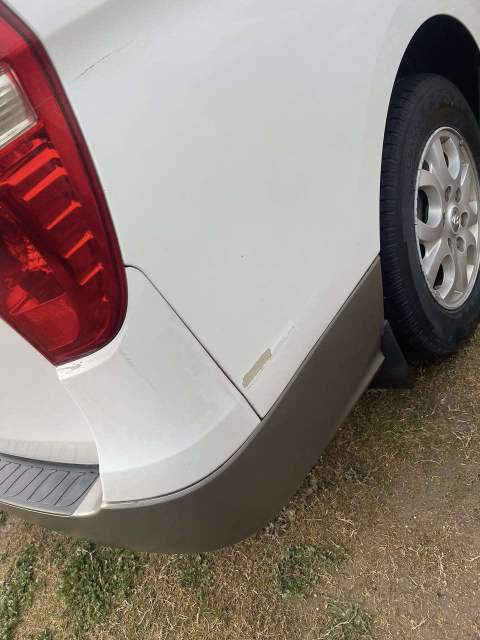 السلام عليكم استاركس.  موديل 12. 

السياره تخبل كدامكم بيه ضربه بل جاملغ الخلفي موضح بل صوره. والباقي مكفوله  محرك يبخر بدون تنقيص.  مكان سياره الانبار  الرمادي.  السعر 165. رقم الهاتف ***********
