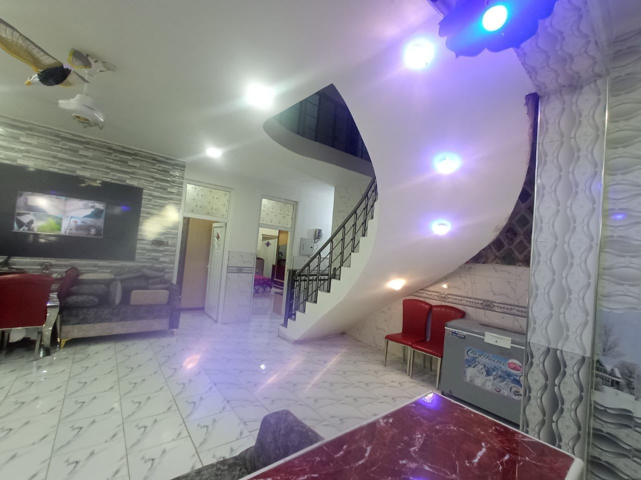 @إشارة  دار لبيع مساحه ٢٥٠ متر يحتوي عل ٣ غرف نوم و أربع حمامات بيت كامل جاهز بناء حديث مع قطعه ارض ٢٠٠ متر يعني مساحه كليه ٤٥٠ متر خدمات كامله مي كهرباء ⚡️ فول مكاني حله بدايت نيل قرب سجه سعر ١٢٧ وبي مجال لشراي تفاصيل اكثر *********** واتساب و خاص مفتوح ٢٤ ساعه
