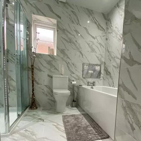 مستعدون لتركيب احدث ألديكورات من سيراميك جدران والأرضيات للحمامات وجميع مشتملات المنزل للتواصل والاستفسار مراسله واتساب ***********
