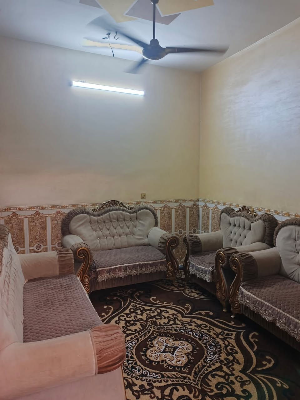 مشتمل للبيع مساحة 63 متر زراعي خدمات مي  وكهرباء  ومجاوري  والتبليط تمت الموافقة للمباشرة باكساء الشوارع   مال المنطقة   العنوان الشعب خلف الجمعيات المدخل المقابيل الجامع المحترك خلف السدة اول  فرع  على اليمين ثاني قطعة ع الشارع العام كما موضح بالصور   بالاضافة ماكو  بيوت  مقابل البيت دونم فارغ
عرض الفرع 8   اي استفسار الاتصال على الرقم ***********
 مكلف بالنشر
