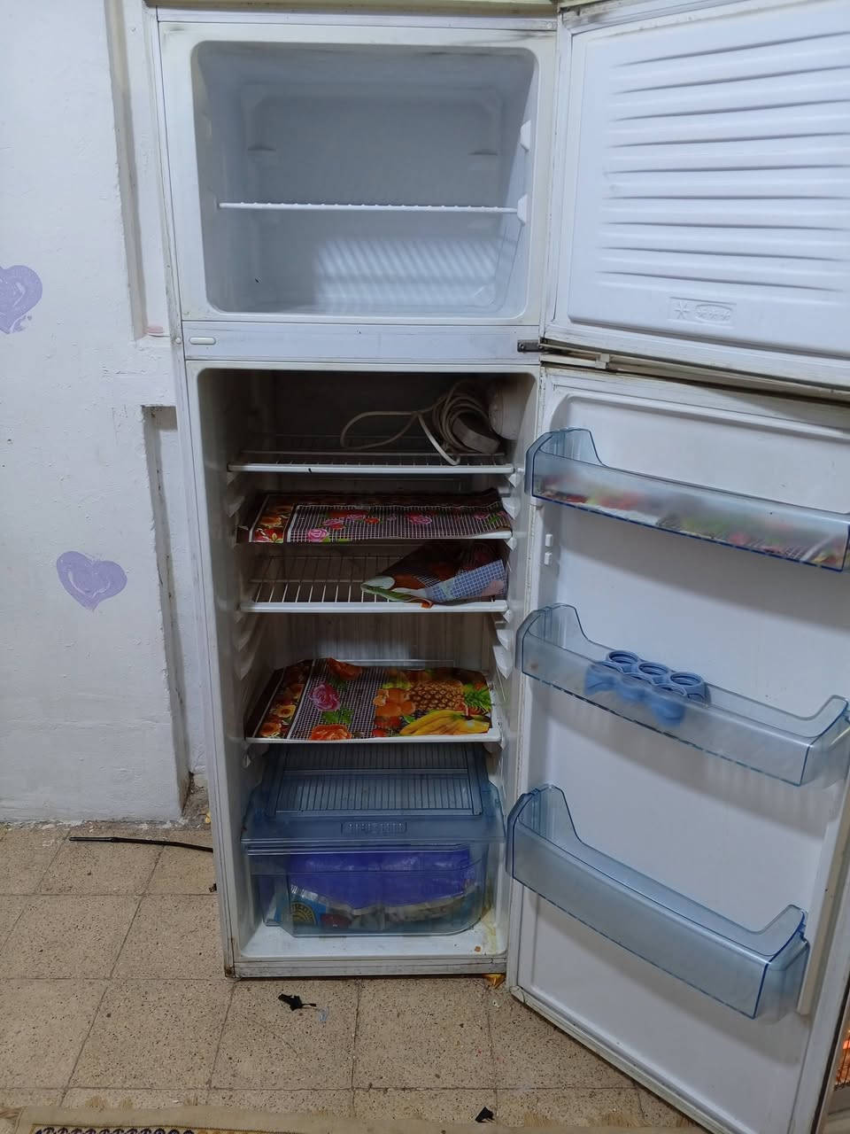 السلام عليكم ثلاجه اللبيع نضيفه
*********** هذا رقمي
