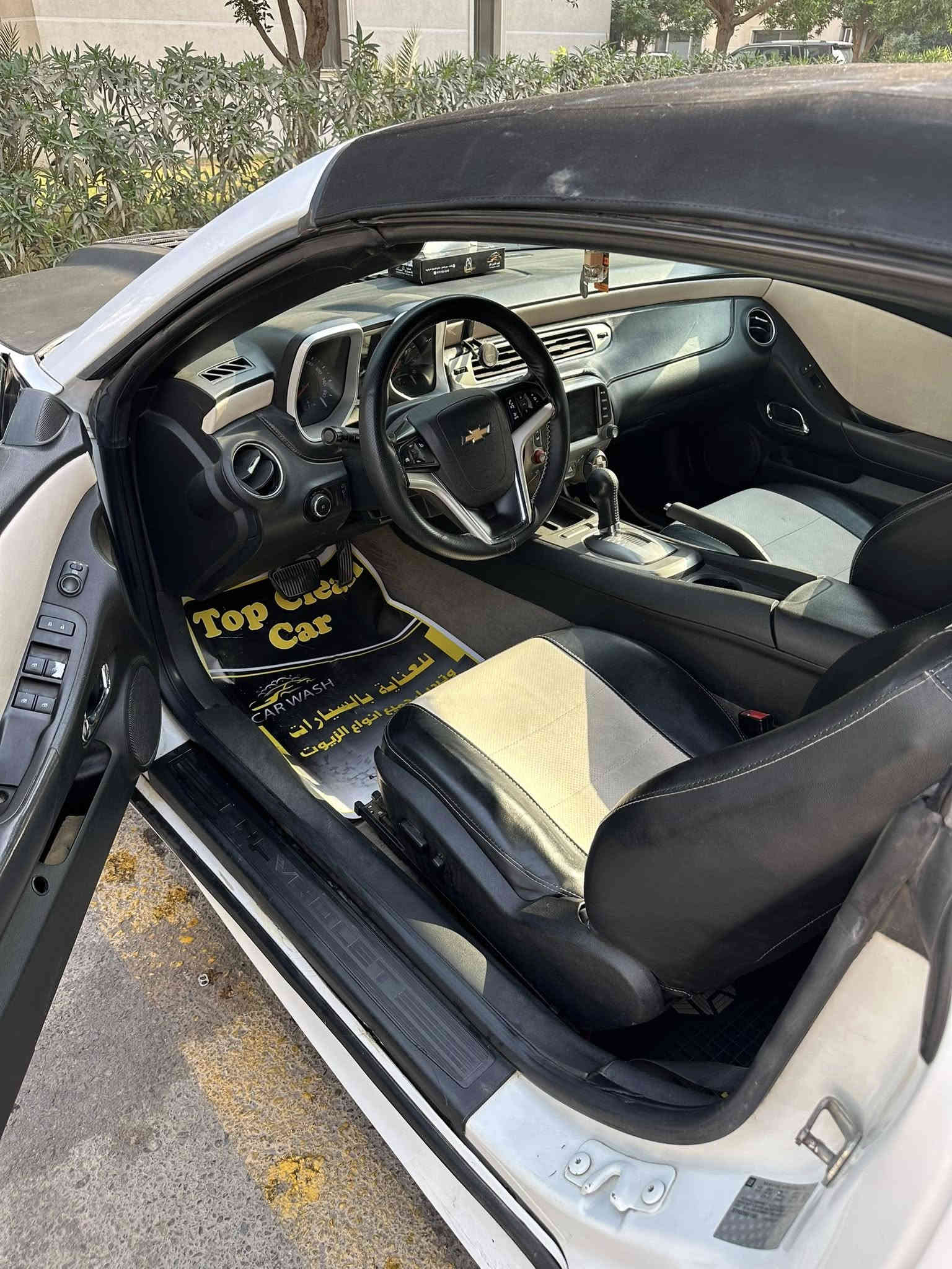 كمارو 2014 للبيع 
رقم بغداد 
ماشيه ١٦٦ الف كيلو
اللون ابيض
السياره بدون حادث ((((كلين تايتل)))) 
((((بدون قطره صبغ))))

 محرك V6 سعة 3.6 لتر بقوة 335 حصان .
  
* المواصفات:
    * مصابيح LED خلفية داكنة.
    * جناح خلفي مثبت على غطاء صندوق السيارة.
    * تصميم عجلات مختلف . 
    * كشف 
    * مقاعد جلد اسود وابيض 

تقريرها وسونارها من المندلاوي 
السعر ١٣٥ ورقه 
العنوان حي العدل / بغداد
رقم الهاتف ***********
