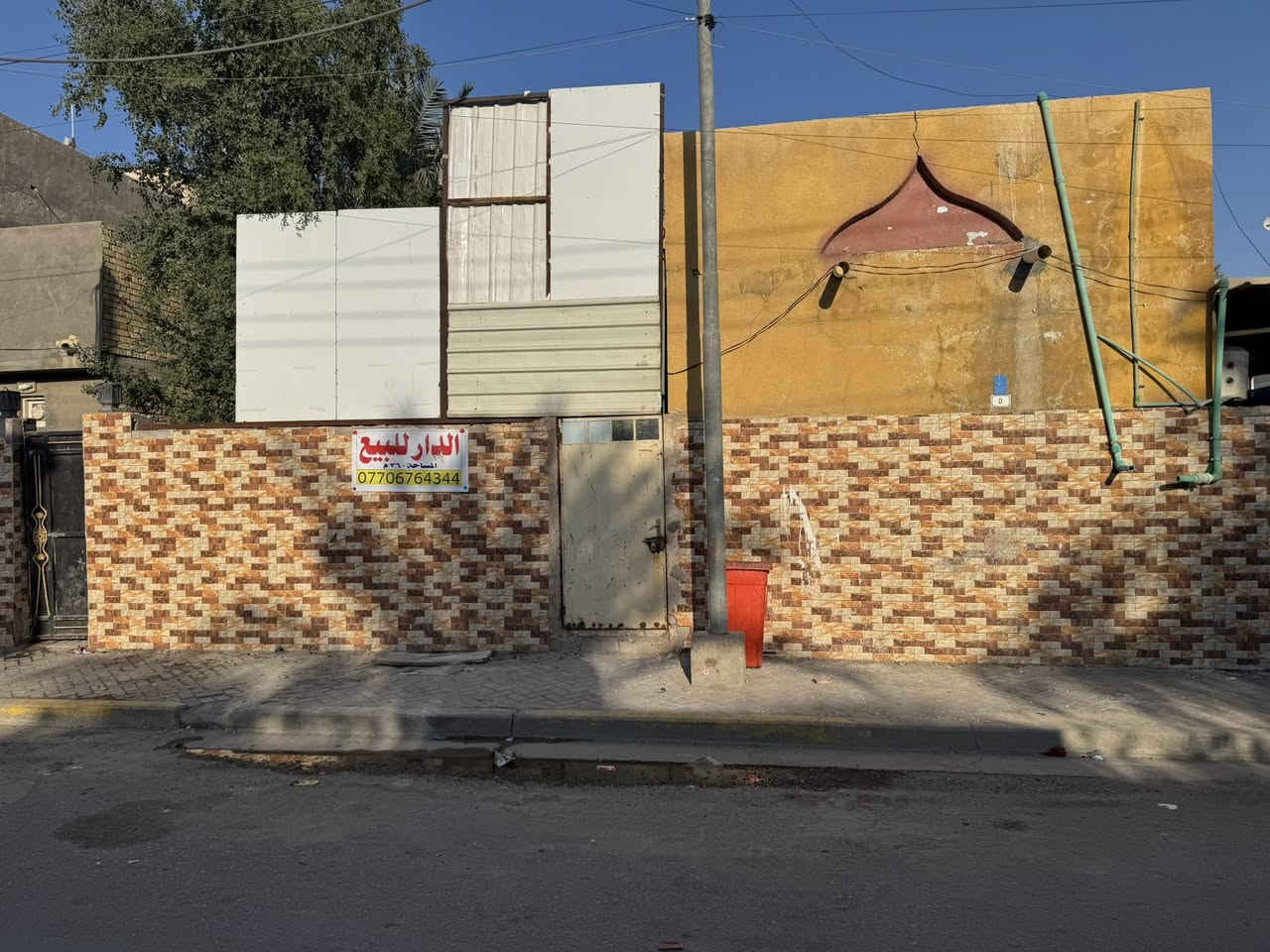 السلام عليكم دار للبيع في الجمعيات حي الخليج العربي الأولى قرب مدرسه الطلائع طابيقين المساحه 360 السعر 650 وبي مجال للاستفسار اكثر ***********
