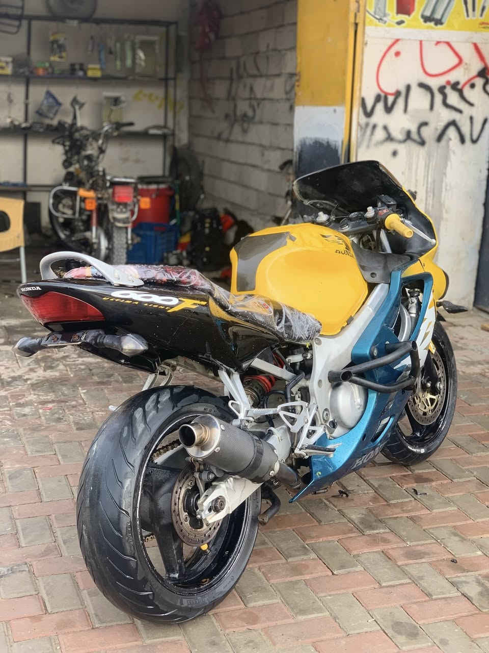 السلام عليكم بطحه أفوراي للبيع 
مكينه وكير شرط ما مفتوح 
شلعه معدل طيران فول كلشي ما يعوزها 
دهن مي راديتر كله جديد مبدل ادامه كامله 
مكاني صلاح الدين بيجي الي مو شراي لايتعبني
سعر 18ورقه وبيها مجال للشراي ***********
