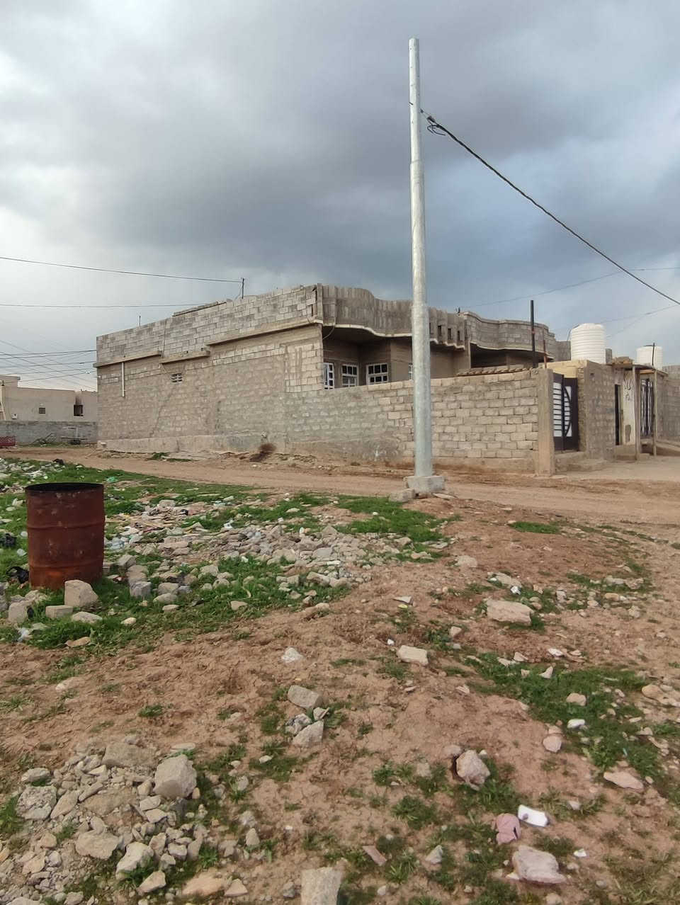 دار للبيع مساحه 180متر ركن + محل غرفيتن نوم + مطبخ + هول +استقبال+ صحيات خارجيه موقع قوسيات حي الملايين الثالثه مدخل جمعية النخيل مأسس كهرباء + مجاري تصريف + صبة ارضية + ابواب كامل + شبابيك+ جامات كامل السعر 48 وبي مجال  اكثر استفسار عل رقم ***********
