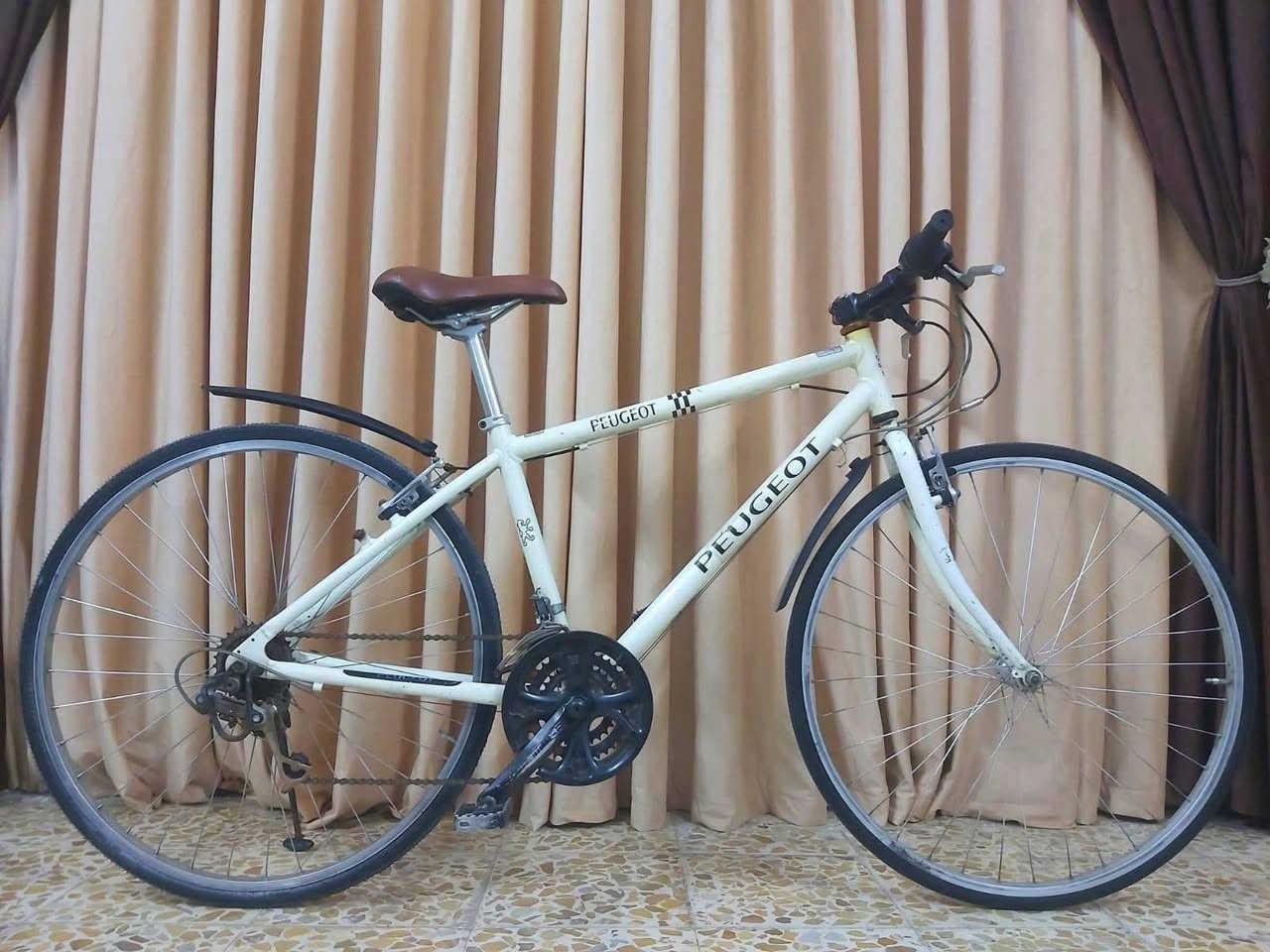 السعر : 100 قفل
للبيع بايسكل c700 Peugeot فرنسي أصلي
حجم: ٢٧ / ٢٨
هيكل ألمنيوم خفيف
7 عقارب شغّالات تمام 
مكاني : الحبيبية 
للاستفسار موجود واتساب وفيسبوك ( *********** )
