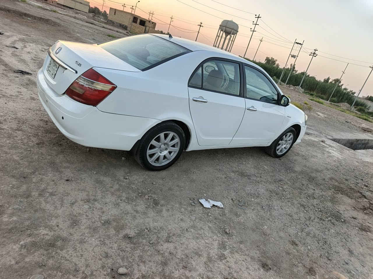 سلام عليكم جيلي موبل مديل ٢٠١٣رقم بابل مشروع وطني مكفول من ضربه وتبديل  محرك كير حداديه تخم تايرات كهربائية تبريد ثالج السعر ٥٠وبيه مجال مكان ديوانيه عفك رقم ***********
