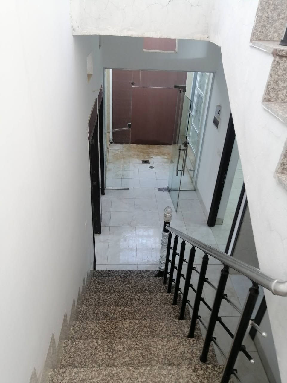 دار  #للايجار
الموقع : حي الملائيين الأولى (قرب جامع الصواف)
المساحة : 140 متر
ط1 غرفة وصالة وهول ومطبخ وصحيات وكراج وحديقة
ط2 غرفة وبيتونة
للاستفسار
***********
***********
نستقبل طلباتكم العقارية بيع شراء ايجار
