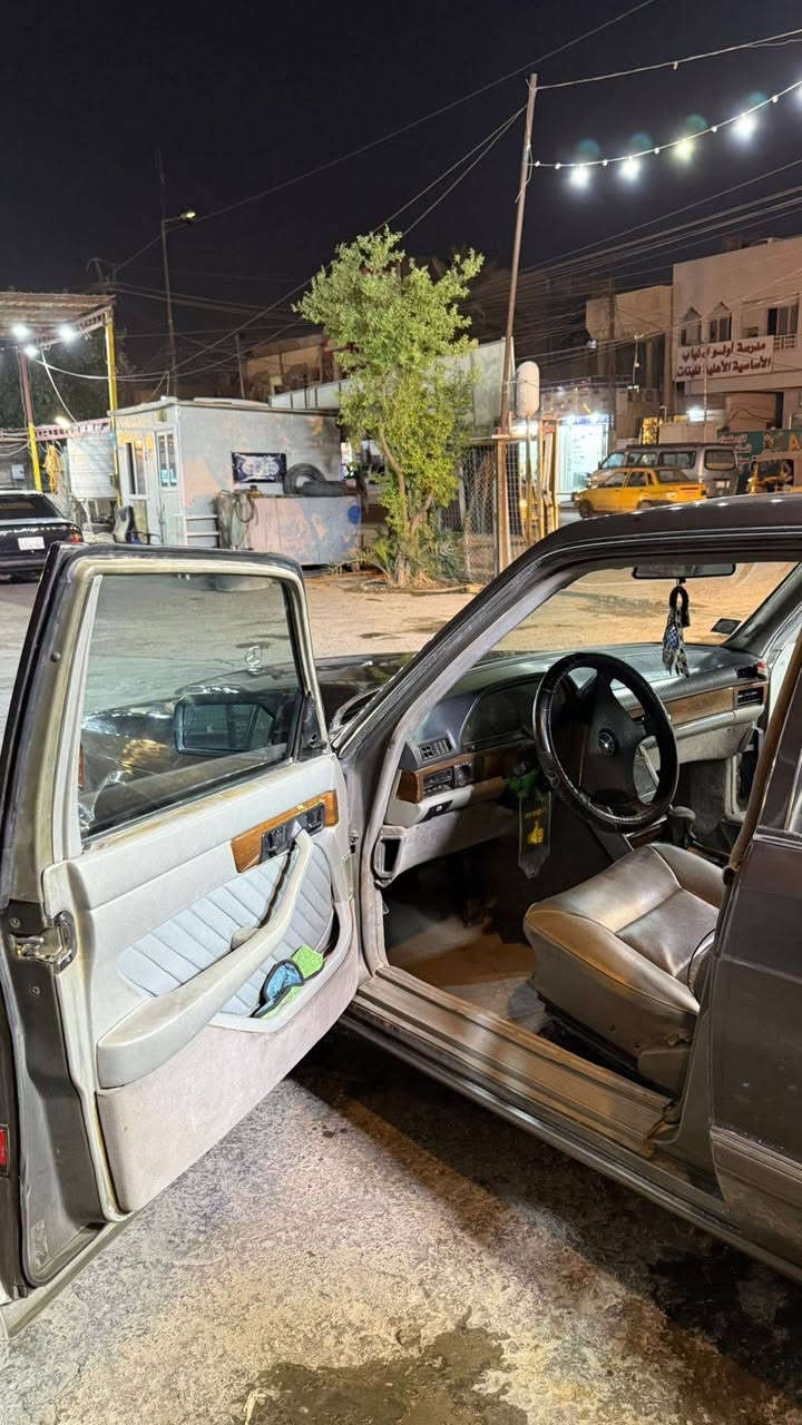 السلام عليكم
اللهم صل على محمد وآل محمد مارسيدس جامبو 300SE موديل 91 فول للبيع السياره جديدة انظف من الصور مصبوغة عام جمالية دواخل جدد كهربائيات شغالة شاشة + كامرة خلفية تبريد شغال كير ومكينة بلاد منظومة بانزين جديدة بدون اي خياس صدر امامي خلفي نظيف بأسمي سنوية هزة جديدة غرامات مصفرة رقم دولي جديد 
 مكاني بغداد السعر90بيع أو مراوس حسب القناعه
الاستفسار ‭***********
