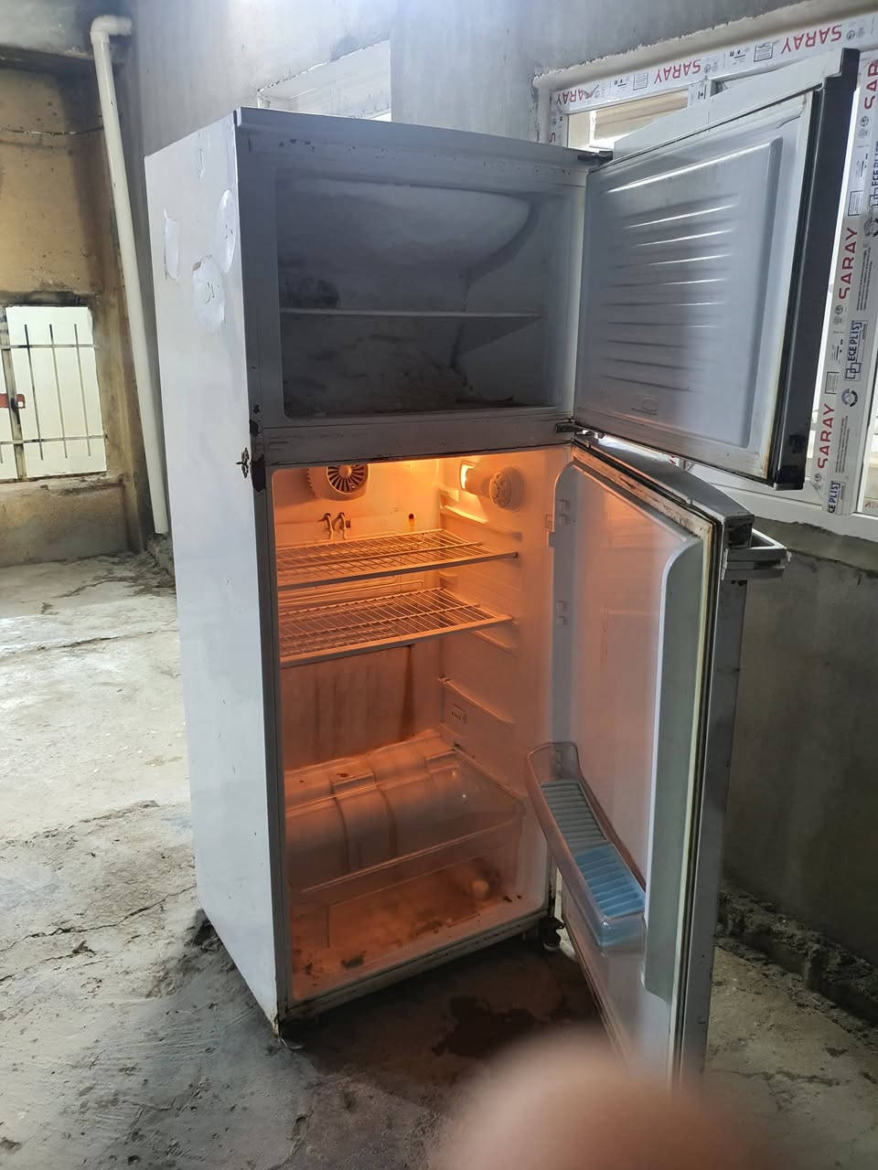 ثلاجه حجم ١٨ قدم ماطور جديد بلكارتون شرط تجميد فوك جوه بس الكشر تعبان سعره 75 الف بيه مجال لشراي مكاني روناكي الشراي يتصل ***********
