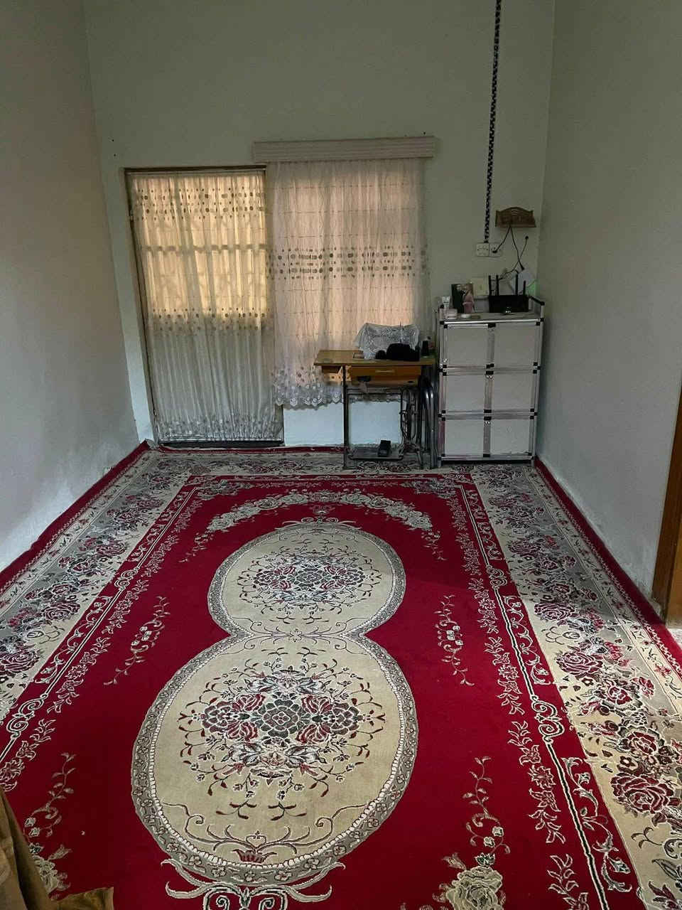 دار للبيع مساحه 250متر الموقع قضاء المحاويل حي ١٧ طابقين بناء حديث كما موضح في الصور يحتوي الدار ع ثلاث غرف نوم ومطبخ وصاله واستقبال  ومجمع صحيات وحديقة وكراج سياره السعر 168مليون وبيه مجال بسيط . للأستفسار ***********
