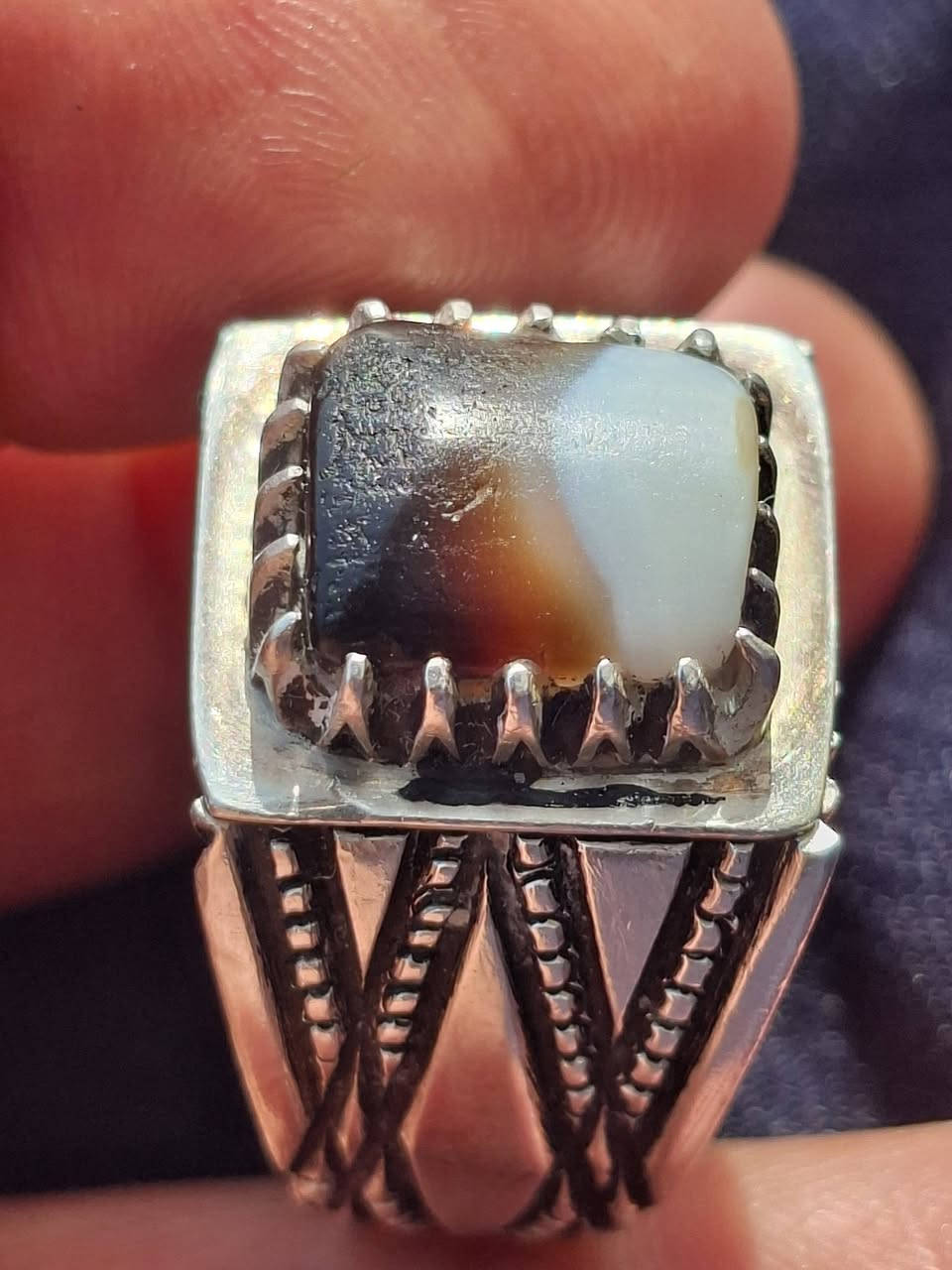 السلام عليكم جزع يمانيه قديمه للبيع اللي يحب يتصل على هذا الرقم***********
