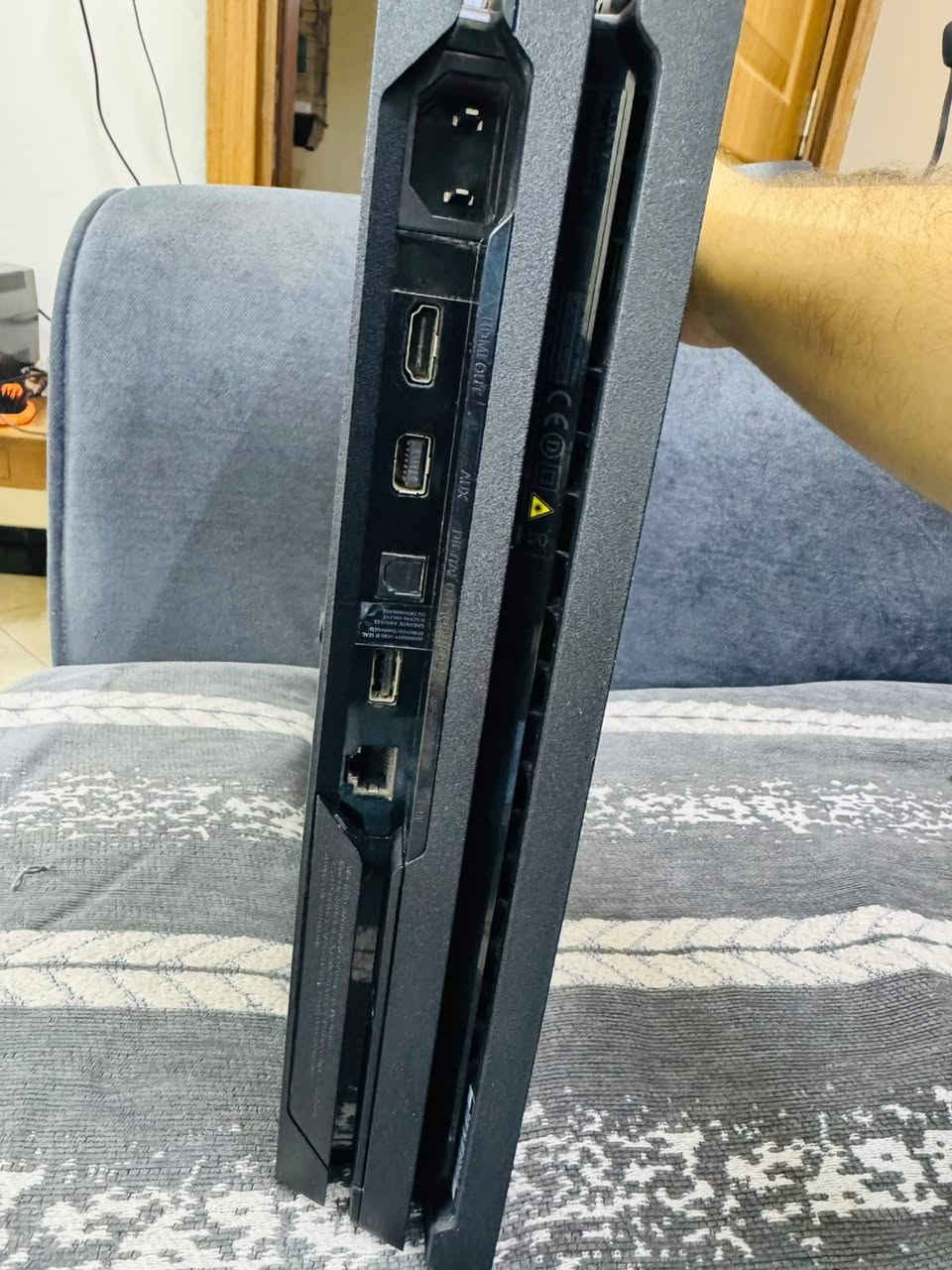 السلام عليكم بلي فور برو 1T  جهاز نظيف ممفتوح ولا مصلح ما مهكر يشغل كل ألعاب أونلاين مع ملحقات كامله اصليه و ٣ أقراص سعر ٣٠٠ الف تجي تفحص  تشوفه قبل لتشتري  ***********
