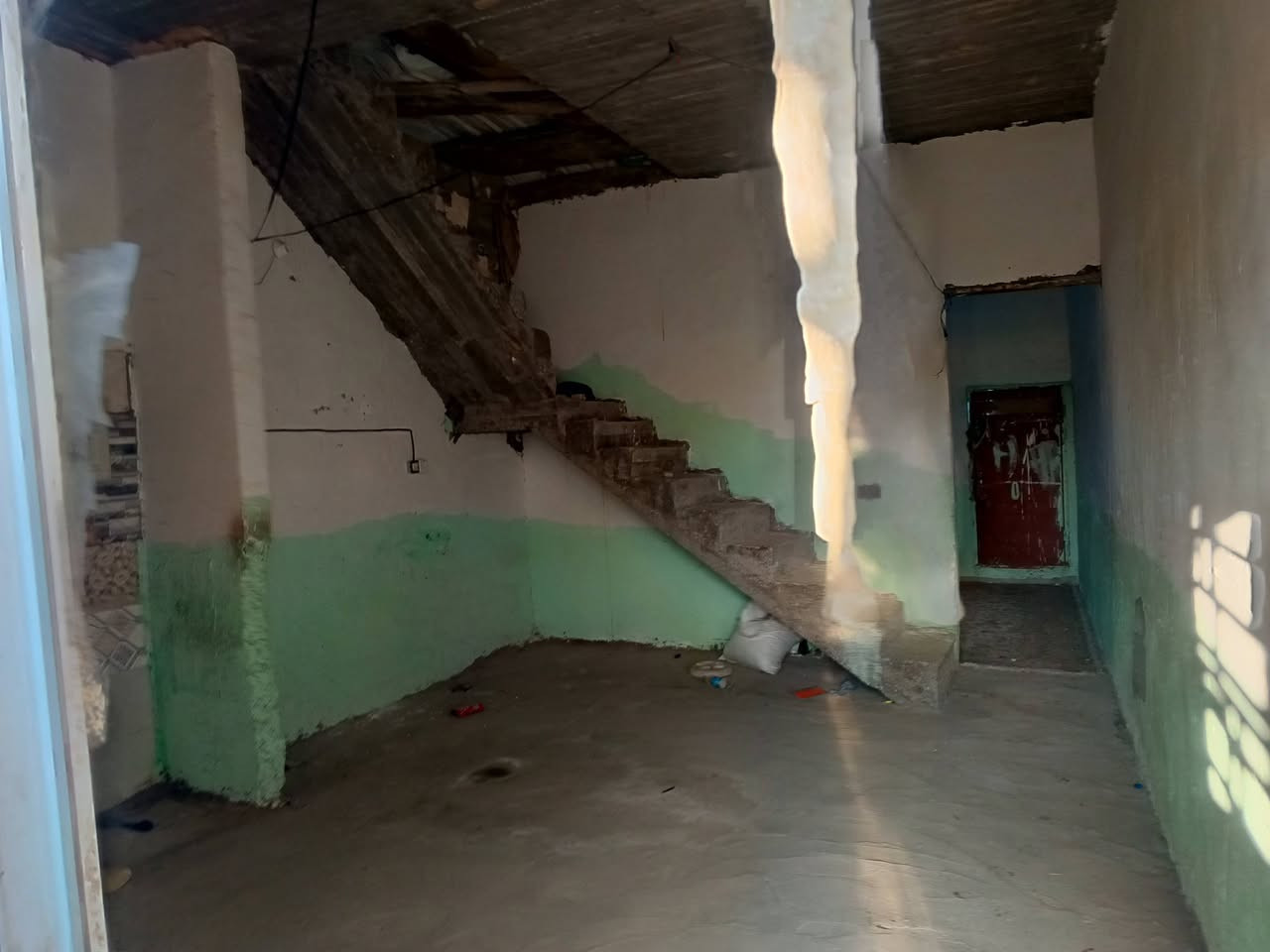 سلام عليكم ورحمه الله وبركاته بيت للبيع المساحه 100متر مكانه كربلاء المقدسة كنطرت السلام عبر الحولي مكانه امان وقريب علا دار الايتام والمستوصف ومدارس قريبه  السعر 17مليون وبي مجال الطيبين رقم الموبايل ***********
