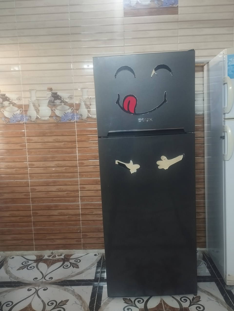 ثلاجه البيع نضيفه اي عيب مابيه السعر200 وبيه مجال الشراي يخابر ***********

