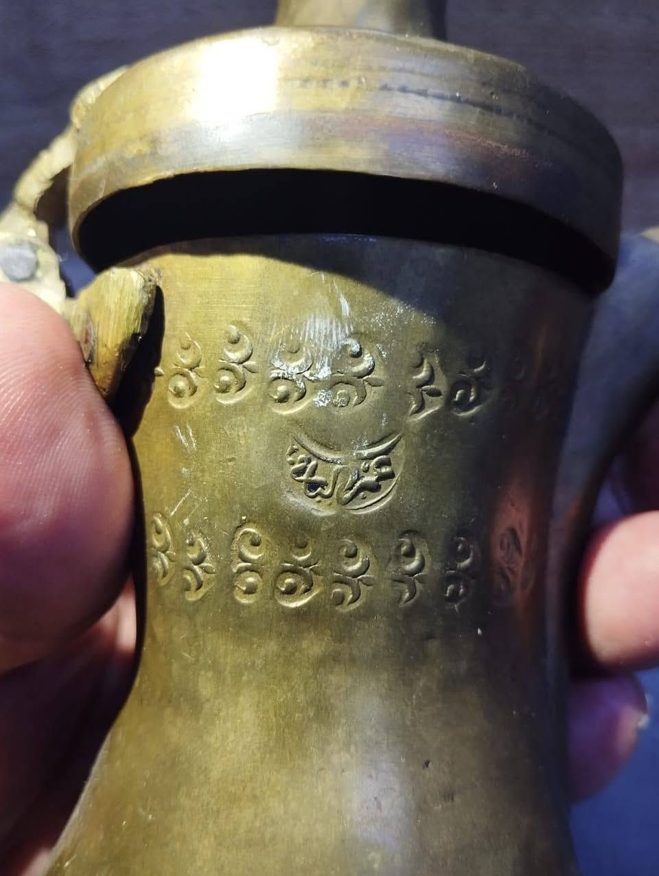 هاذا دلات قهوه انتيكه قديم و شمع دان كذالك ارسلان اصلي نحاس السعر 300 وبيه مجال مكاني بسماية رقم  الهاتف *********** وتساب
