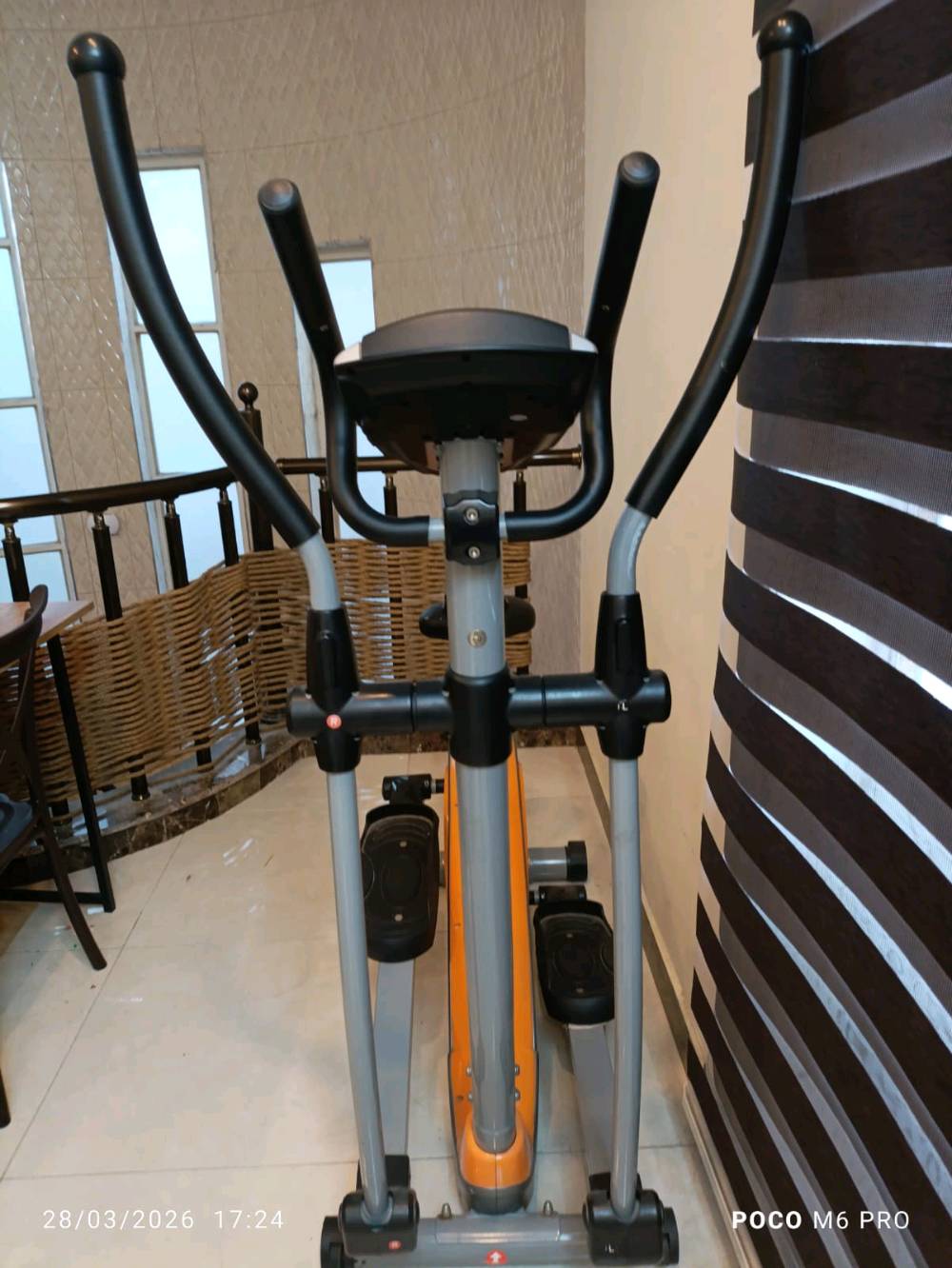  هو جهاز أوربتراك (Orbitrack) 2 في 1، وهو يجمع بين فوائد الدراجة الثابتة وجهاز المشي الهوائي (البيضوي).
مكاني بارك السعدون 
جهاز جديد استخدام قليل 