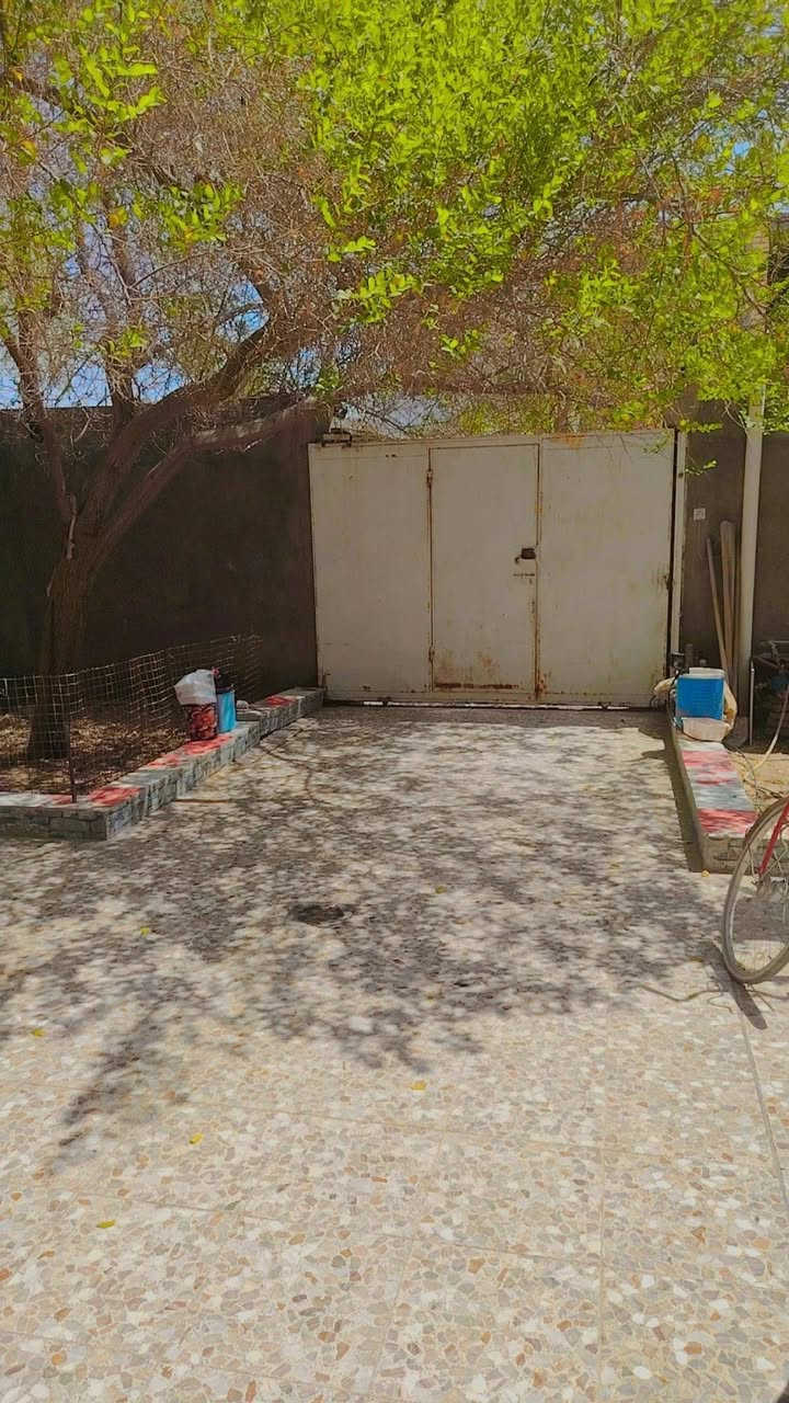 بيت للبيع بمنطقة سيد علاوي قرب جسر بربوتي والكورنيش الجديد المساحة ٢٠٠م بناء حديث مُسلح يحتوي على استقبال وصالة وغرفة واحدة ومطبخ حار وبارد وصحيات متكاملة بالإضافة إلى كراج للسيارة

للاستفسار الاتصال على الرقم ***********.
