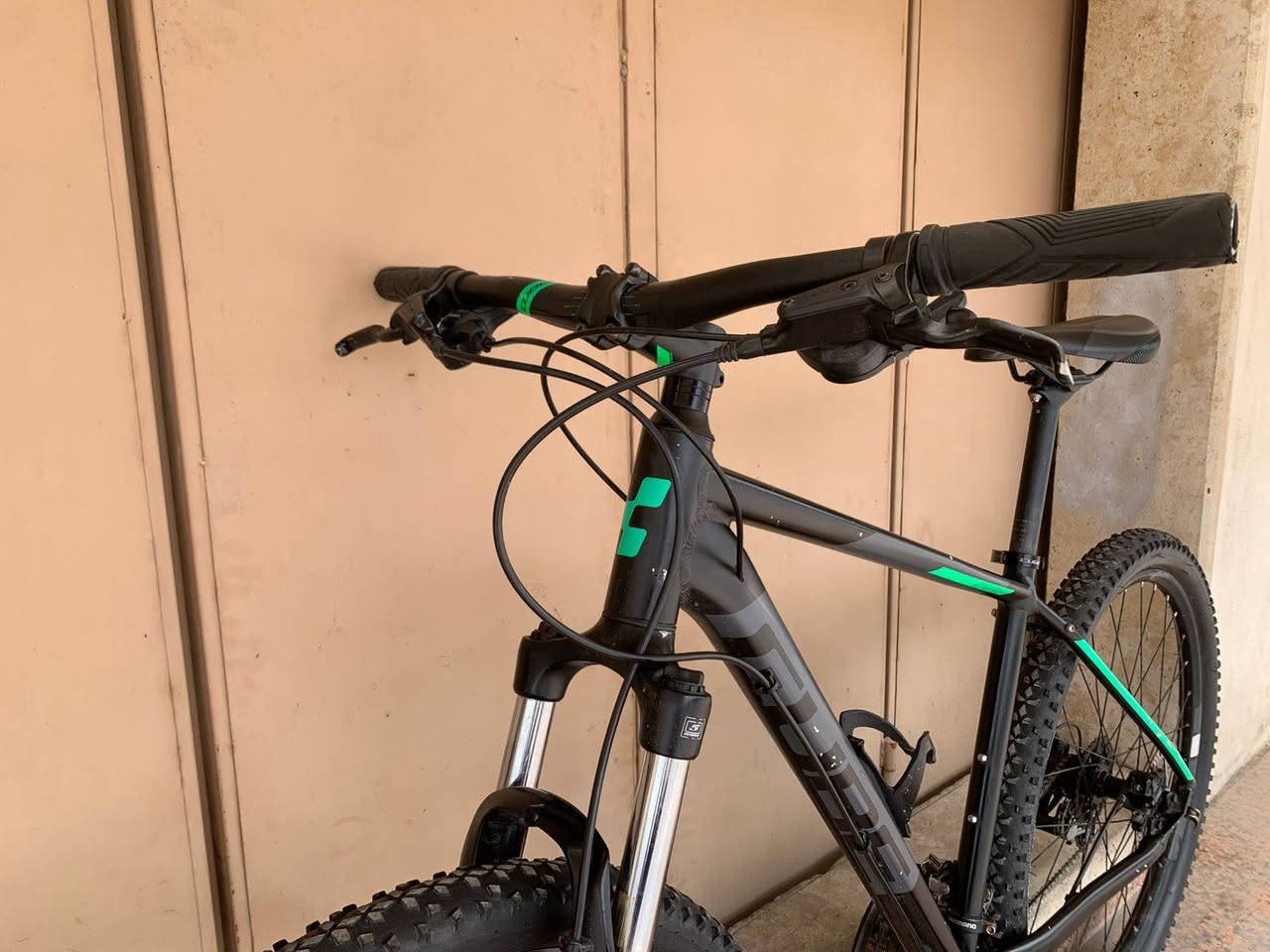 Cube aim pro
دراجة كيوب فئة aim pro حجم 27.5 قطعة بلادية
نضام البريكات هيدروليك ديسك سستم البدالات
8* 3 شيمانو التوس الدراجة مختمة كيوب ستيرن ودبل ومقعد مكان الدراجة موصل متوفر توصيل كلل المحافظات تواصل  اتساب أو ع رقم

***********
