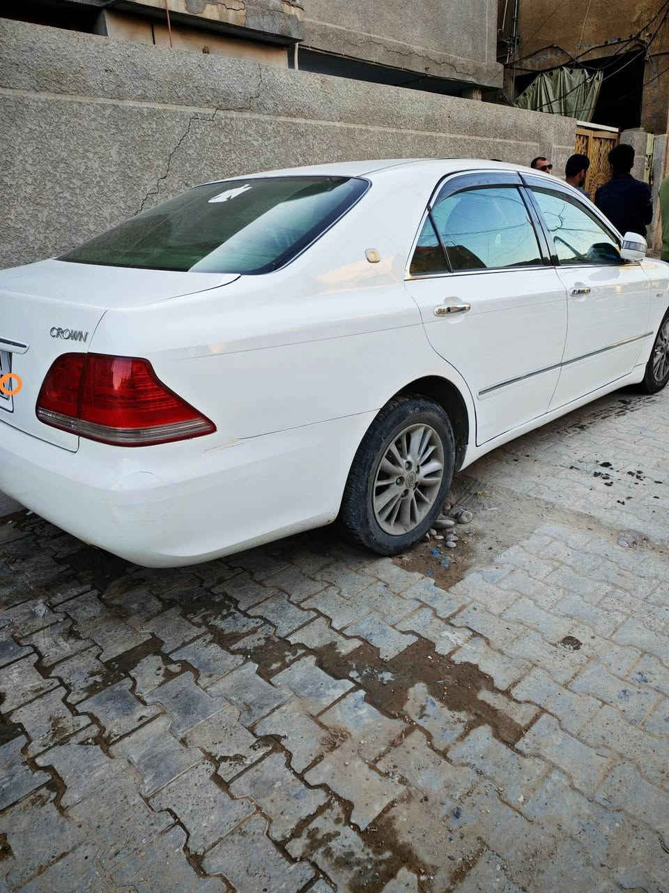 كراون شاهينه موديل ٢٠٠٤ اصولي تحويل وبيها اضباره تسجيل قديم وبيها كصه وحده زوج تاير جديد وتبريد شغال داخل بيجي محرك وكير بحاله جيده جدا وصدر جديد باسمي *********** بيه واتساب  مصبوغه عام لان جانت تكسي
