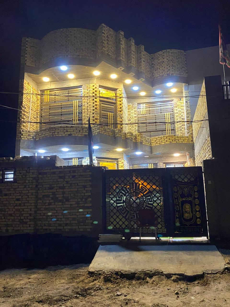 دار للبيع مساحة 150 متر طابو صرف بناء حديث 2024 
الارضيه مرمر وبورسلين 
خريطة جدا ممتازة يحتوي على ...

 • الطابق الأرضي استقبال + مطبخ + هول + غرفة كبيرة + مجمع صحي كبير + ممرات عدد 2 + صحيات خارجية

• الطابق الثاني 3 غرف نوم + هول + مجمع صحي 

* كهرباء + سبالت + كاميرات نضام بوري دفن 

• الموقع أبو غرق حي الحسين ثالث عقار عن التبليط 
شارع 12 متر 

للاتصال والاستفسار ***********
