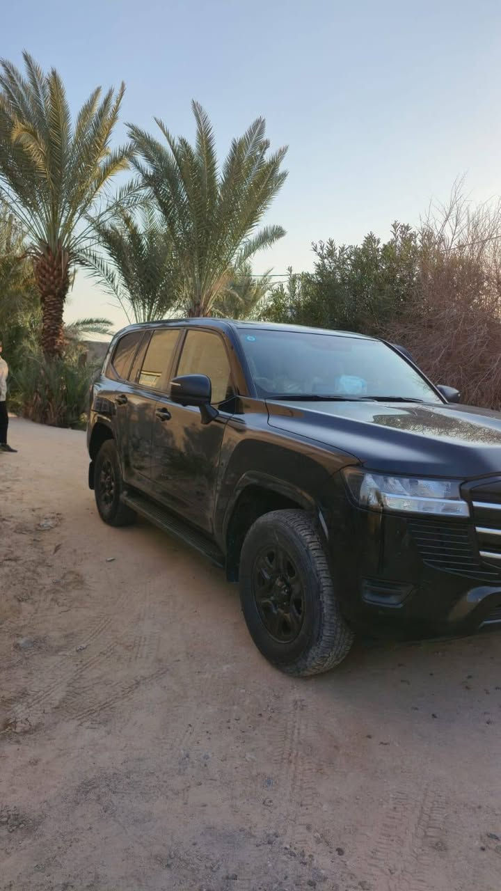 سلام عليكم لاندكروز موديل 2022 فول عد الفتحه ماشيه 200 الف مكفول كفاله عامه الون اسود رقم بغداد الجديد السعر 5،80
***********
