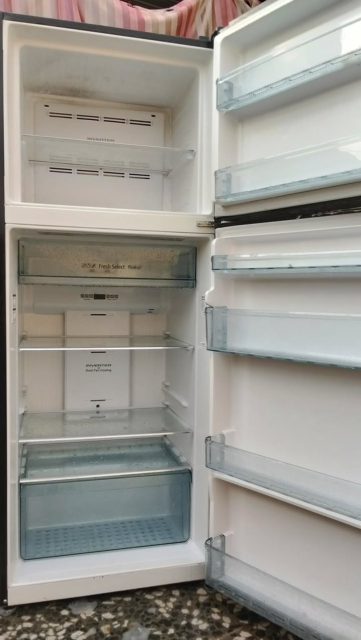 ثلاجه 24قدم هيتاشي شغاله علفحص تجميد فول سعرها 220 مدينه الصدر يوجد توصيل ***********
