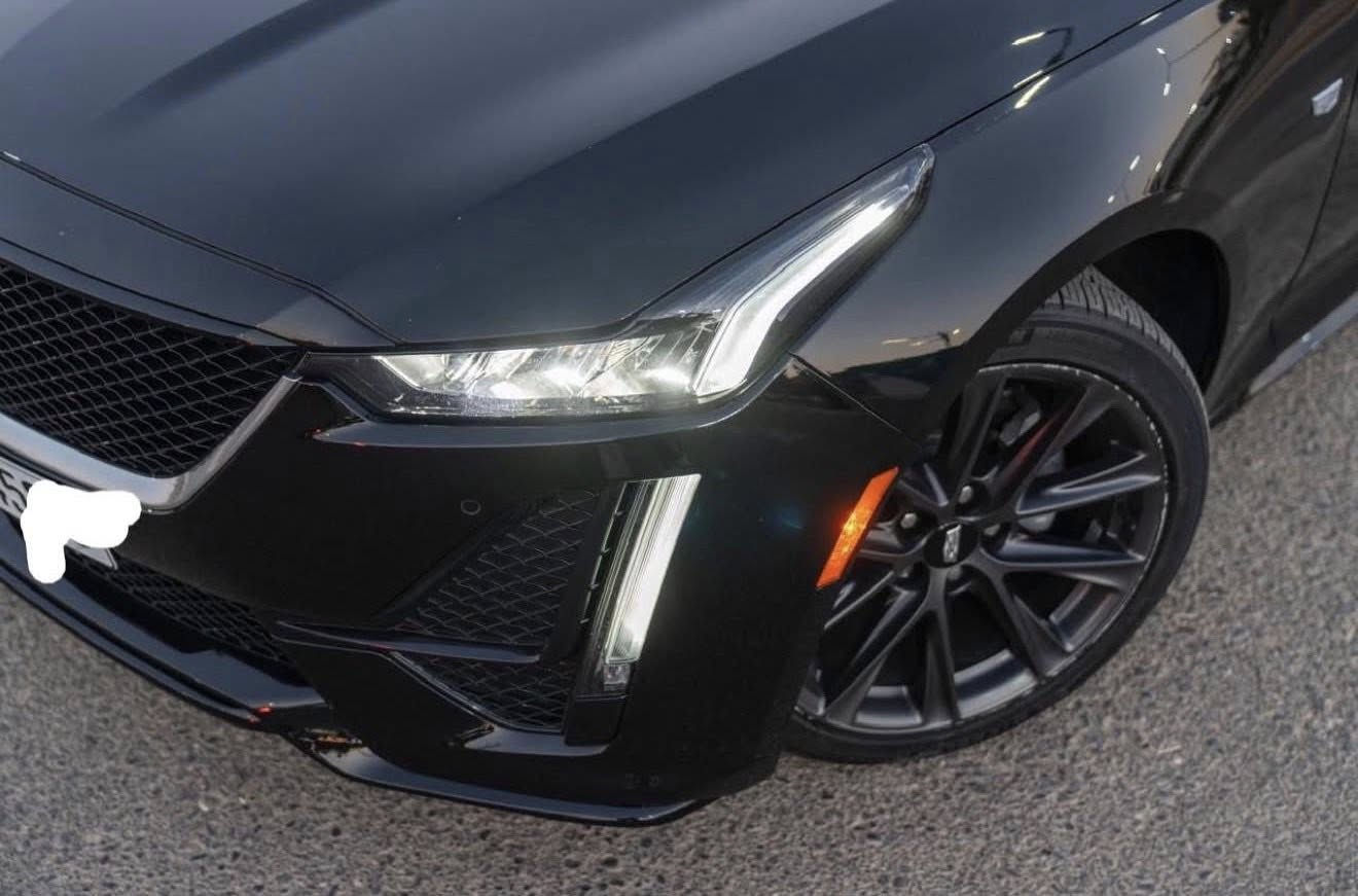 🚗 للبيع | Cadillac CT5 Sport 2024
📅 الموديل: 2024
📏 الممشى: 33 ألف كم (قابل للزيادة)
📍 الموقع: أربيل
🔢 الرقم: أربيل – السيارة باسمي
📄 الحالة: كلين ومكفولة – شرط حتى الدعاميات بلادي
⚙️ المحرك والأداء
محرك 2.0 لتر تيربو – 4 سلندر
قوة 237 حصان
عزم 350 نيوتن متر
ناقل حركة أوتوماتيك 10 سرعات
دفع كلي AWD
نظام حقن مباشر مع تيربو
سعة خزان الوقود 66 لتر
🖤 اللون
Black Raven
🏁 مميزات نسخة Sport
شبك أمامي أسود رياضي
سبويلر خلفي
جنوط رياضية 19 إنش
تطعيمات سوداء خارجية
مقود رياضي
دواسات ألمنيوم
وضعية قيادة Sport Mode
🖥️ التكنولوجيا
شاشة معلومات وترفيه
Apple CarPlay & Android Auto
شاحن موبايل لاسلكي
بلوتوث + USB
نظام ملاحة
تشغيل السيارة بالبصمة
Wi-Fi داخل السيارة
🛡️ أنظمة الأمان
مكابح طوارئ أوتوماتيكية
تنبيه مغادرة المسار
مراقبة النقطة العمياء
كاميرا خلفية
حساسات أمامية وخلفية
مثبت سرعة ذكي
🔧 الشاصي والتعليق
تعليق أمامي MacPherson مستقل
تعليق خلفي Multi-Link مستقل
مقود كهربائي
فرامل ديسك مهواة أمام وخلف

بعد هواي موصفات مذكراتها ❗️❗️

📞 للاستفسار ***********

ملاحظة: بيع فقط
