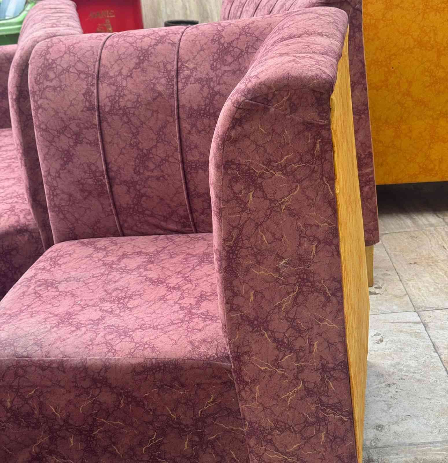 السلام عليكم قنفات للبيع سعر 300الف مكان بصره وشراي يتصل بي واتساب ***********
