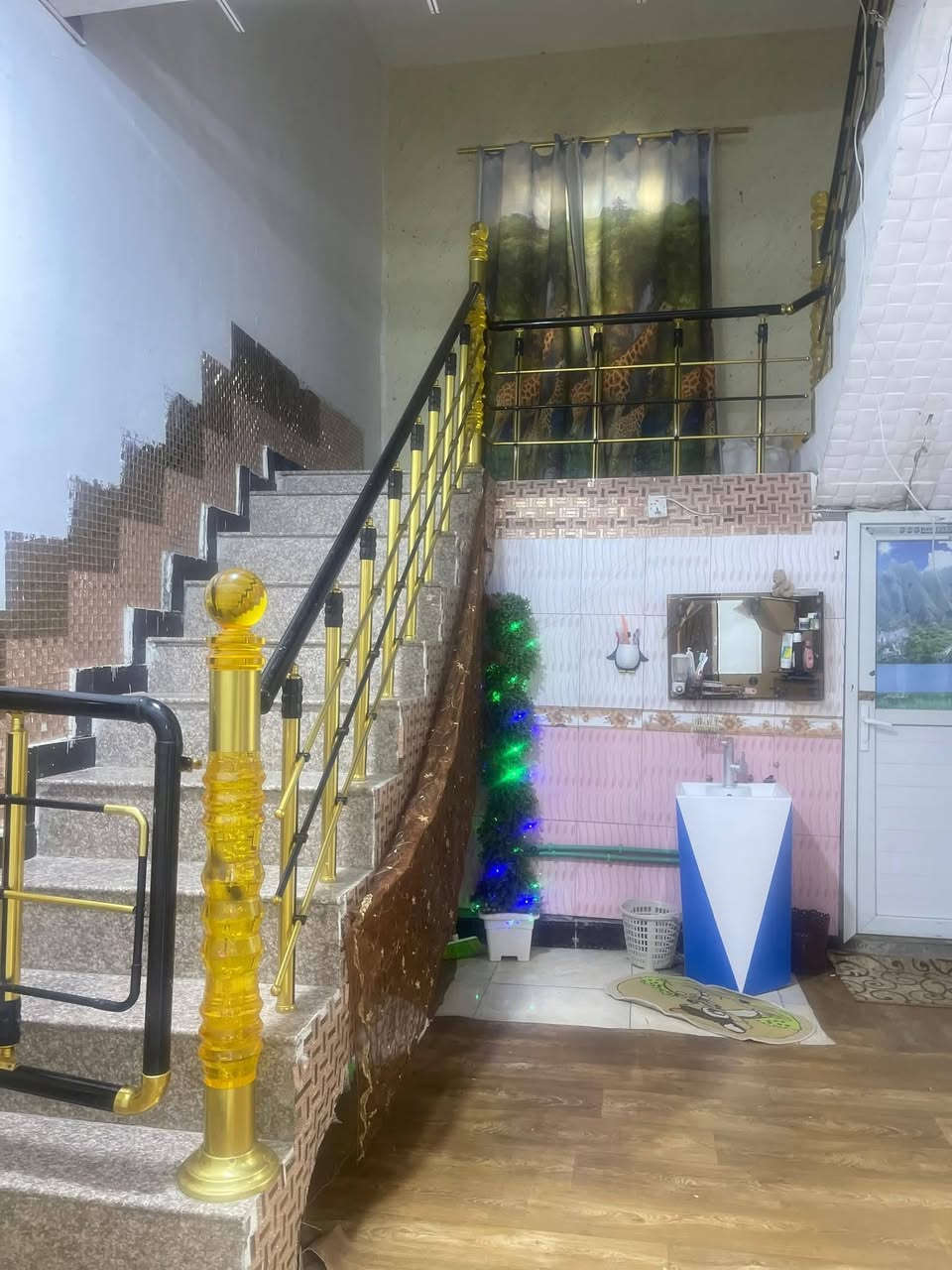 بيت للبيع  مساحة 260 طابقين حمدان 
طابو زراعي سند 25 مكاتبه ونسخه من الطابو وكاله 
سعره كلش مناسب لحك قبل لا ينباع 145 وقابل للتفاوض 
يحتوي على غرفتين وستقبال 8في8 مطبخ حار بارد موزع كراج وحديقه وصحيات خارجيه وداخليه طابق الثاني يحتوي على 4 غرف نوم وصاله جبيره 
العنوان ابو الخصيب حمدان قرب جامع التقوى 
الأستفسار مع صاحب البيت راسلني خاص 📥


**إذا كنت صاحب هذا الإعلان وتريد حذفه لأي سبب، رجاءا أرسل رسالة إلى الدعم الفني**
