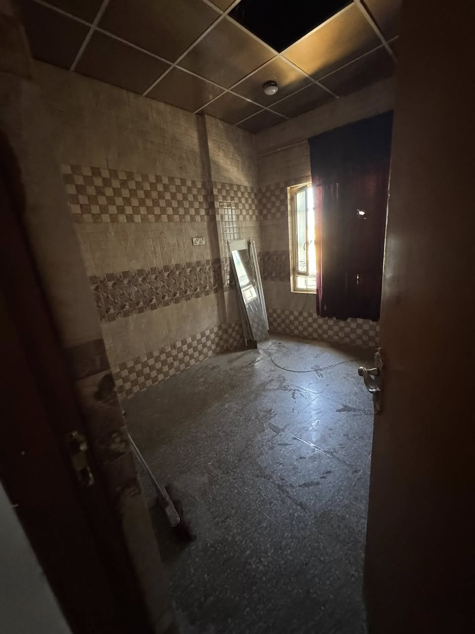 شقه لل ايجار في الجنينه شارع المصلحه نضيفه جدا سعر ل ايجار 450 بدون تفاوض لل استفسار ***********
