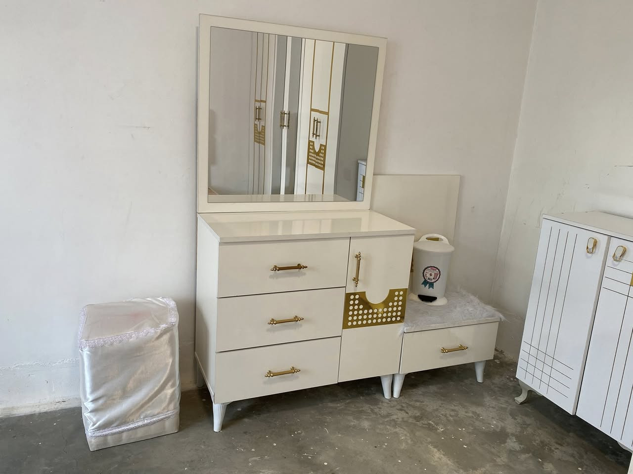 غرفة نوم للبيع نضيف لوك مستعمل 5 اشهر
سعر 550
رقمي ***********
