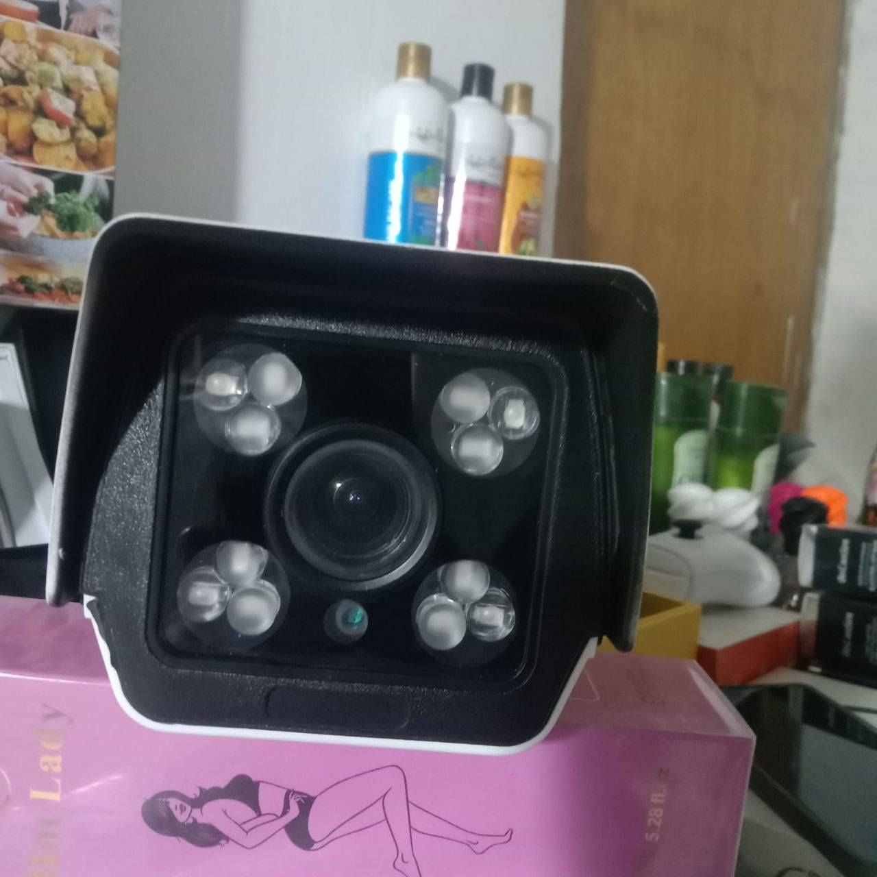 السلام عليكم كامرات مراقبة خارجية عدد2جدد بعدهن غير مستخدمات باعدهن بالكارتون كامرات تصوير خارجي ضد المطر والشمس و عوامل الطبيعة الحجز خاص او على الرقم *********** متوفر واتساب و اسعارهن اصحاب الخبرة يعرفون الهن
