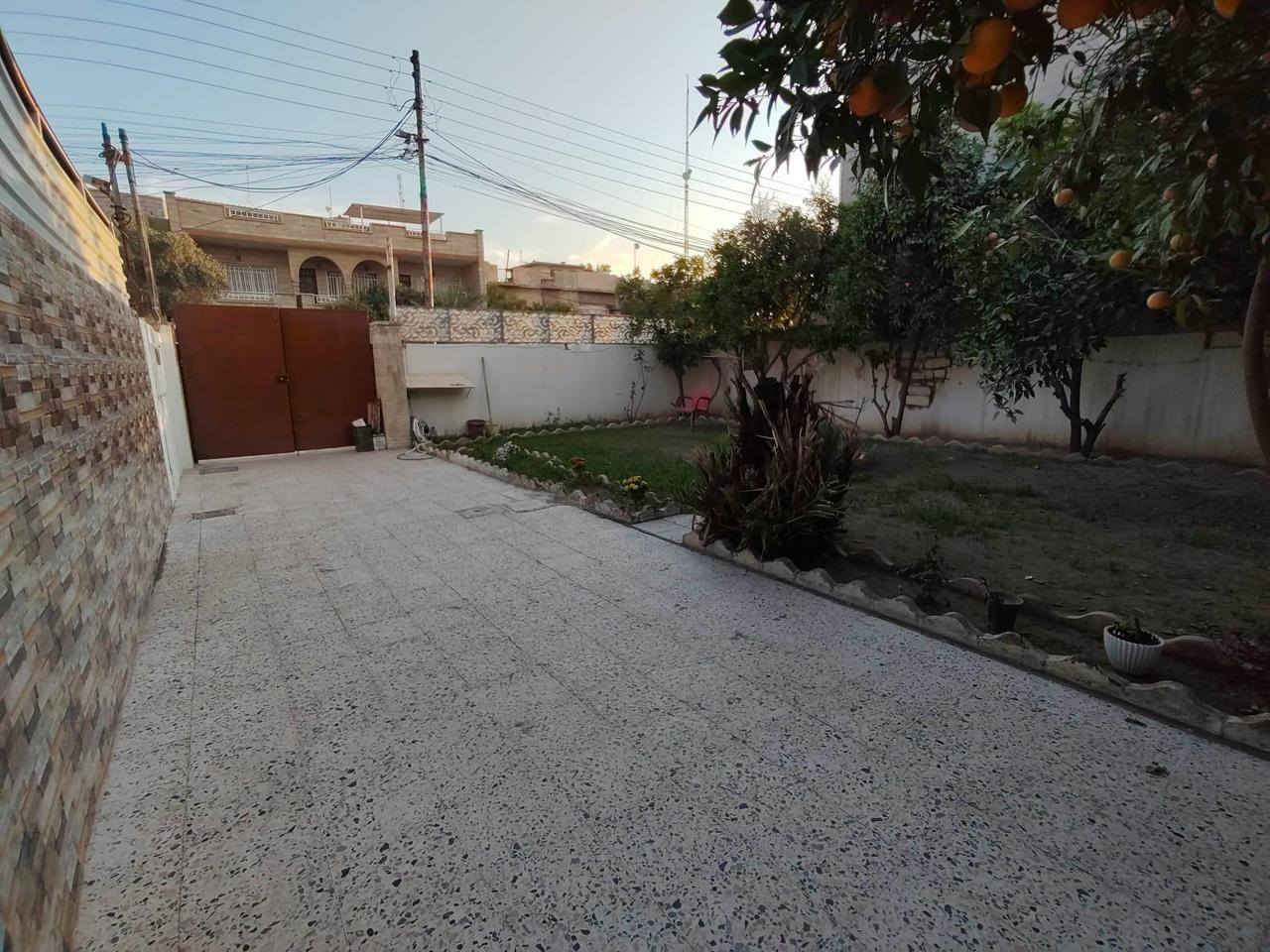 🏠🔥 للبيع داران مميزان في حي البكر – موقع استراتيجي 🔥🏠
فرصة ذهبية لمن يبحث عن السكن الهادئ أو الاستثمار المضمون 💯
📍 الموقع: حي البكر – قرب مدرسة الأرقم وقريب من الشارع العام
📐 المساحة الكلية: 640 متر
▪️ كل دار: 320 متر
▪️ واجهة الدارين: 20 متر
▪️ واجهة كل دار: 10 متر
🏡 تفاصيل كل دار:
غرفتين نوم
هول عائلي
استقبال أنيق
مطبخ
صحيات
حديقة واسعة 🌳
كراج واسع 🚗
✨ المميزات:
✔ موقع حيوي وقريب من جميع الخدمات
✔ مناسب للسكن العائلي أو الاستثمار
✔ تحديث حديث لكل دار
✔ كل دار طابق واحد
✔ سند طابو رسمي
💰 السعر: يُذكر على الخاص
📞 للاستفسار:
***********
***********
📍 العنوان: مكتب تاج الملوك – حي البكر، سايدين الكنيسة، مقابل أزياء الأصدقاء
📢 عندك عقار للبيع أو للإيجار؟
تواصل ويانه ونخدمك بأفضل طريقة 👍

