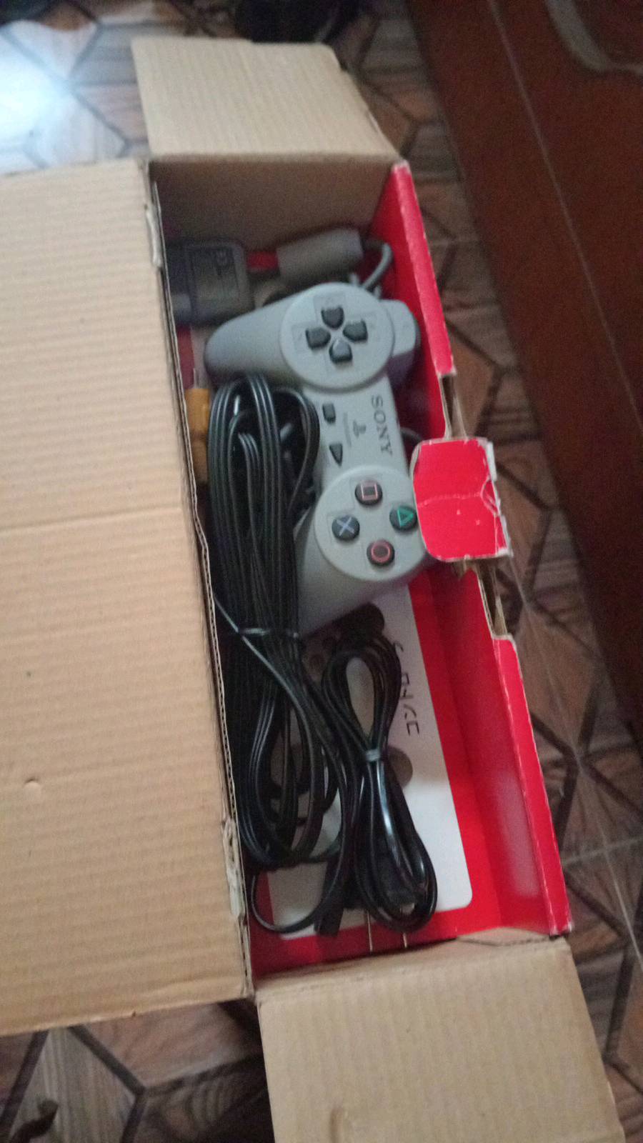 بلي ستيشن 1 كامل الملحقات كارتونة مطابق اليدة أصلية مالتة الكيبلات الأصلية مالتة كلشي اصلي الجهاز لوك استيكر مامفتوح ولا محور ريجن ياباني ايشغل فقط قرص أصلي ميشغل كوبي الجهازين عارضهن 480الف الجهازين نادرات كلش والكولكتر يعرف اشجاي احجي 