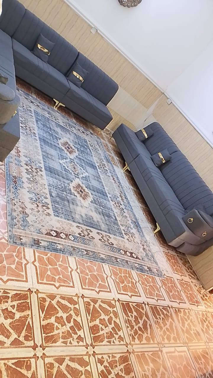 السلام عليكم بيت للبيع مساحته 150 بالجولان يم جامع سراج المنير. متكون من غرفه وصاله ومطبخ واستقبال ومناور اثنين + صحيات وبيتونه زغيره سعر(70) وبيه مجال رقم تلفون (***********)
