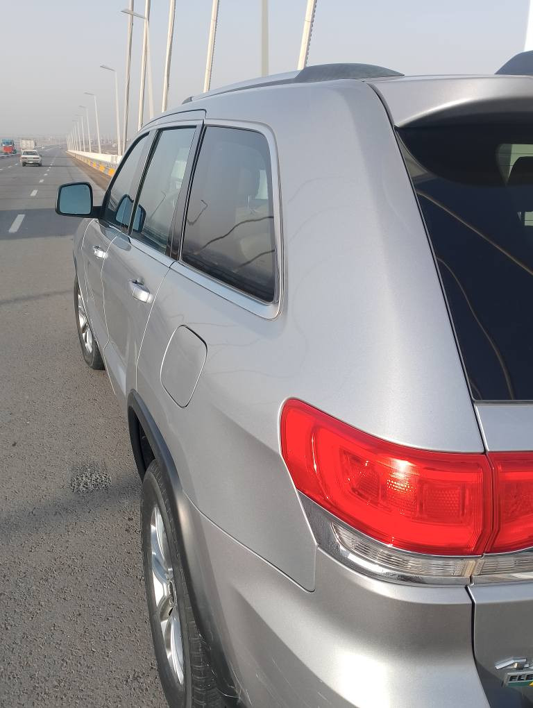 السلام عليكم   ( للبيع فقط )

السعر : 245 وبيه مجال بسيط للشراي يخابرني ويامر امر

جيب كراند شيروكي ( JEEP GRAND CHEROKEE )   

اللون : رصاصي

الفئه : LIMITED PLUS  

موديل:2015

المحرك: 6 سلندر 3600

حاله السياره : كفاله من الصبغ ( لاضربه ولاصبغ ولاتبديل )

1-كاميرا خلفيه دواره 
2- شاشه مع نظام ملاحه نفكيشن GPS
3- رادار خلفي وجانبي 
4- توقف ذاتي عند فتح الباب
5- داخل جلد بيجي بلاد  
6- دخول ذكي بصمه
7- سستم صوت الباين مع سماعات الباين 
8- شفتات استيرن 
9- حساسات خلفيه واماميه
10- المقاعد الاماميه ( حضن ) وكهرباء
11- مرايا متحسسه للاضاء العاليه + نقطه عمياء 
12- المصابيح زنون بلاد ( عالي وناصي )
13- شاشات خلفيه بلاد 
14- مري قلاب + اشاره بالمري + هيتر بالمري
15- المقاعد الاماميه والخلفيه تدفىه وتبريد مع استيرن تدفئه
16- كرسي السائق خزن ميموري ( وضعيات الجلوس )
17- استيرن كهرباء 
18- دفع رباعي 4*4
***********************************************
*السياره نظيفه وناصبه وكدامكم الصور ومابيه نقص 
* كير تبريد كفاله ع وضع الشركه 
*حداده جديده 
*تخم تاير جديد ودسكات جدد 
*ومابيه كلوب مشتغل بالشاشه

مكان السياره : البصرة ‪0781044 8466 البصرة, العراق
